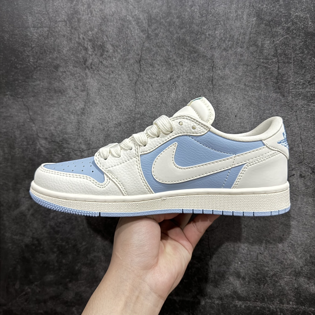 图片[2]-【定制版】Travis Scott x Fragment Design x Jordan Air Jordan 1 Low OG SP AJ1 乔1 LV联名低帮文化休闲板鞋n多方联名合作融合了Travis Scott 独特的音乐风格，藤原浩个性的设计风格以及Jordan品牌的经典元素 使其成为一双具有独特身份和价值的鞋子 清新而立体的外观加上联名标识更突出了其独特身份 这种配色方案显示出活力和时尚感 在视觉上引人注目  鞋身的质感和细腻的细节处理使其显得高端而格调十足  这款“倒钩”联名是设计与创意完美结合  融合多方的个性风格是一款备受瞩目的潮流鞋款 货号:BB6588-103 尺码:36 36.5 37.5 38 38.5 39 40 40.5 41 42 42.5 43 44 45 编码：HXS320340-鞋库