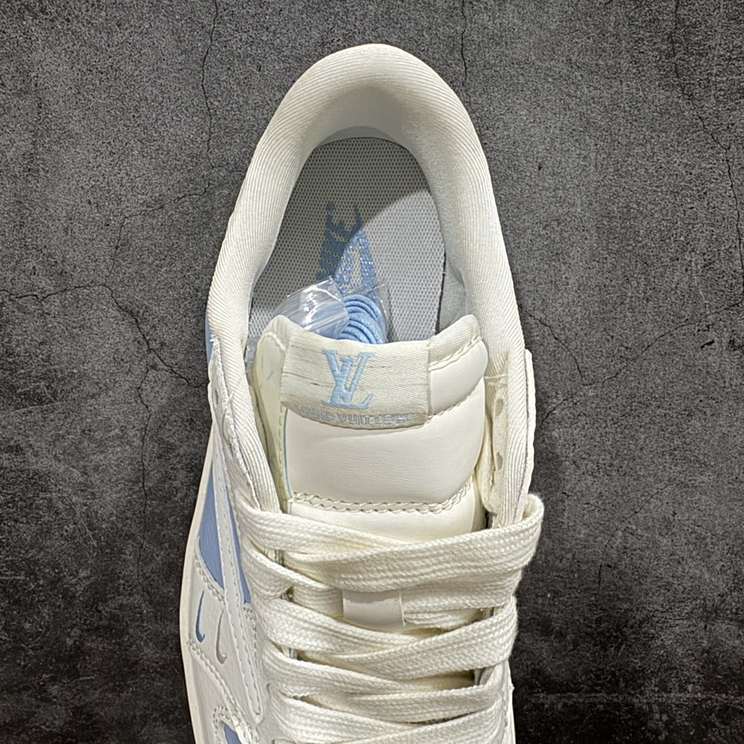 图片[8]-【定制版】Travis Scott x Fragment Design x Jordan Air Jordan 1 Low OG SP AJ1 乔1 LV联名低帮文化休闲板鞋n多方联名合作融合了Travis Scott 独特的音乐风格，藤原浩个性的设计风格以及Jordan品牌的经典元素 使其成为一双具有独特身份和价值的鞋子 清新而立体的外观加上联名标识更突出了其独特身份 这种配色方案显示出活力和时尚感 在视觉上引人注目  鞋身的质感和细腻的细节处理使其显得高端而格调十足  这款“倒钩”联名是设计与创意完美结合  融合多方的个性风格是一款备受瞩目的潮流鞋款 货号:BB6588-103 尺码:36 36.5 37.5 38 38.5 39 40 40.5 41 42 42.5 43 44 45 编码：HXS320340-莆田鞋批发中心