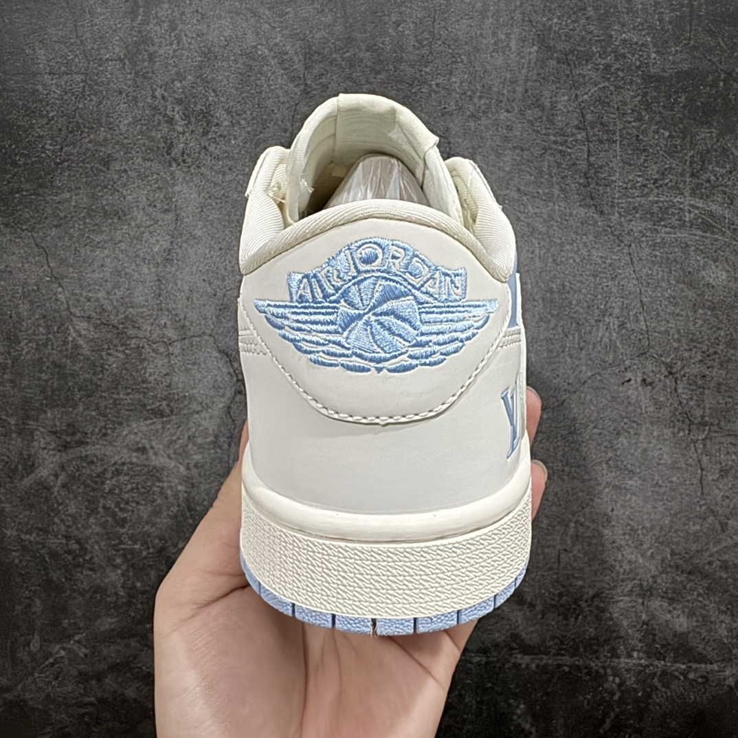 图片[4]-【定制版】Travis Scott x Fragment Design x Jordan Air Jordan 1 Low OG SP AJ1 乔1 LV联名低帮文化休闲板鞋n多方联名合作融合了Travis Scott 独特的音乐风格，藤原浩个性的设计风格以及Jordan品牌的经典元素 使其成为一双具有独特身份和价值的鞋子 清新而立体的外观加上联名标识更突出了其独特身份 这种配色方案显示出活力和时尚感 在视觉上引人注目  鞋身的质感和细腻的细节处理使其显得高端而格调十足  这款“倒钩”联名是设计与创意完美结合  融合多方的个性风格是一款备受瞩目的潮流鞋款 货号:BB6588-103 尺码:36 36.5 37.5 38 38.5 39 40 40.5 41 42 42.5 43 44 45 编码：HXS320340-莆田鞋批发中心