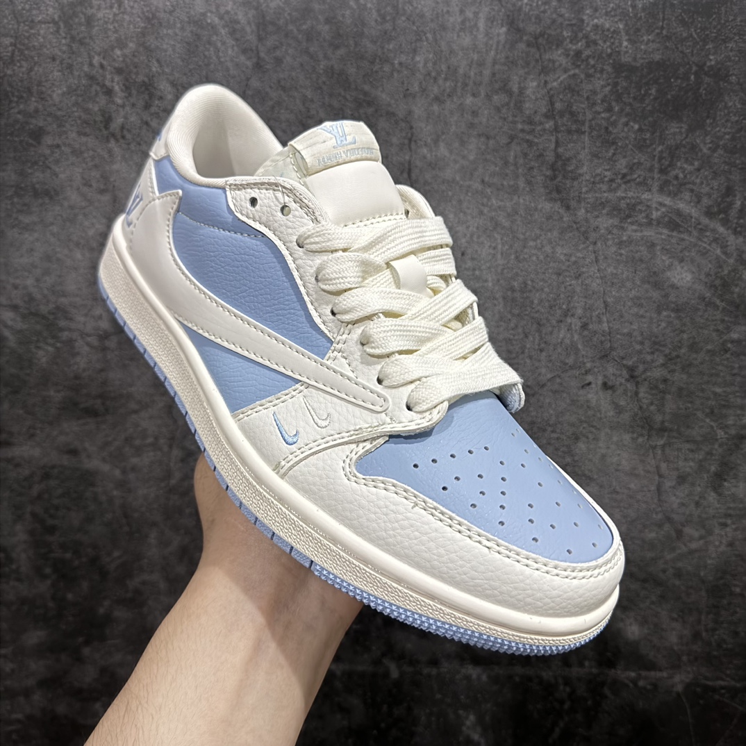 图片[3]-【定制版】Travis Scott x Fragment Design x Jordan Air Jordan 1 Low OG SP AJ1 乔1 LV联名低帮文化休闲板鞋n多方联名合作融合了Travis Scott 独特的音乐风格，藤原浩个性的设计风格以及Jordan品牌的经典元素 使其成为一双具有独特身份和价值的鞋子 清新而立体的外观加上联名标识更突出了其独特身份 这种配色方案显示出活力和时尚感 在视觉上引人注目  鞋身的质感和细腻的细节处理使其显得高端而格调十足  这款“倒钩”联名是设计与创意完美结合  融合多方的个性风格是一款备受瞩目的潮流鞋款 货号:BB6588-103 尺码:36 36.5 37.5 38 38.5 39 40 40.5 41 42 42.5 43 44 45 编码：HXS320340-鞋库