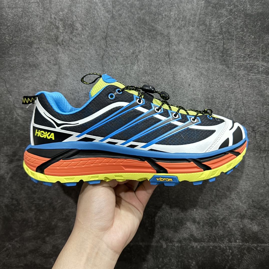 【绿X版】HOKA ONE ONE Mafate Three 2 玛法特2.5代系列低帮轻量户外越野休闲运动慢跑鞋n上脚赞到报爆 轻盈舒适n鞋面采用超轻的无缝架构轻薄的TPU贴在透气的鞋面材料上减轻重量同时也保证了支撑性鞋底采用滚动平衡技术 引导跑者回归自然步态祖传的神奇EVA材质中底依旧是一如既往地表现优秀 能提供充足的缓震 作为HOKA家的越野跑鞋 VIBRAM 橡胶大底也是必不可少的 即便在复杂湿滑的地形 依旧能有良好的抓地力及稳定性 鞋带采用了弹性不易松脱的扁宽弹性鞋带 前掌与中掌部分也进行了加宽 也更加适合亚洲人的脚型 是一款十分全面且足够强悍的户外硬核越野鞋日常搭配的话短裤是基本不挑 阔腿裤 工装裤以及各种长筒牛仔裤都可以SIZE：36 36.5 37.5 38 38.5 39 40 40.5 41 42 42.5 43 44 44.5 45 编码：NM290320-莆田鞋批发中心