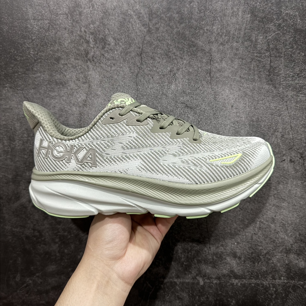 【福利版】HOKA ONE ONE Clifton 克里夫顿9代专业性能减震公路跑步鞋  轻盈透气的针织网面和纱线的使用让鞋面更挺拔 增强鞋面的强度和支撑性能 搭配柔软的鞋舌 让双脚在舒适包裹中跑的更加畅快 全新泡棉中底 柔软的同时增强回弹性能 为不同跑者提供更平稳流畅的脚感 带来全面的缓冲保护 根据人体工程学设计的延长拉襟 后跟处弹软的海绵填充舒适固定 避免掉跟和摩擦 相比上一代光滑的内衬 Clifton 9的内衬增强了摩擦力 避免双脚在鞋内滑动 尺码：36 36.5 37.5 38 38.5 39 40 40.5 41 42 42.5 43 44 44.5 45 编码：GQ190200-莆田鞋批发中心