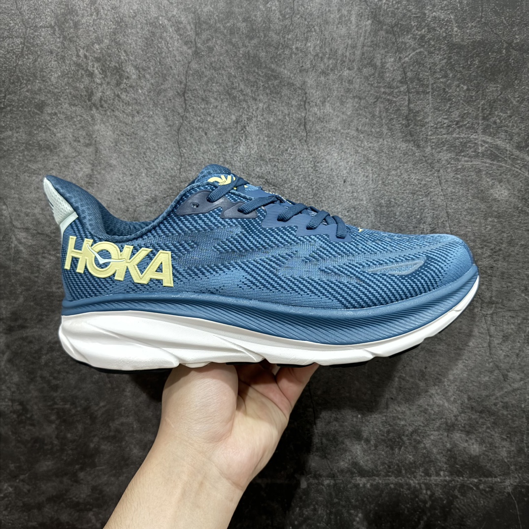 【福利版】HOKA ONE ONE Clifton 克里夫顿9代专业性能减震公路跑步鞋  轻盈透气的针织网面和纱线的使用让鞋面更挺拔 增强鞋面的强度和支撑性能 搭配柔软的鞋舌 让双脚在舒适包裹中跑的更加畅快 全新泡棉中底 柔软的同时增强回弹性能 为不同跑者提供更平稳流畅的脚感 带来全面的缓冲保护 根据人体工程学设计的延长拉襟 后跟处弹软的海绵填充舒适固定 避免掉跟和摩擦 相比上一代光滑的内衬 Clifton 9的内衬增强了摩擦力 避免双脚在鞋内滑动 尺码：36 36.5 37.5 38 38.5 39 40 40.5 41 42 42.5 43 44 44.5 45 编码：GQ190200-鞋库