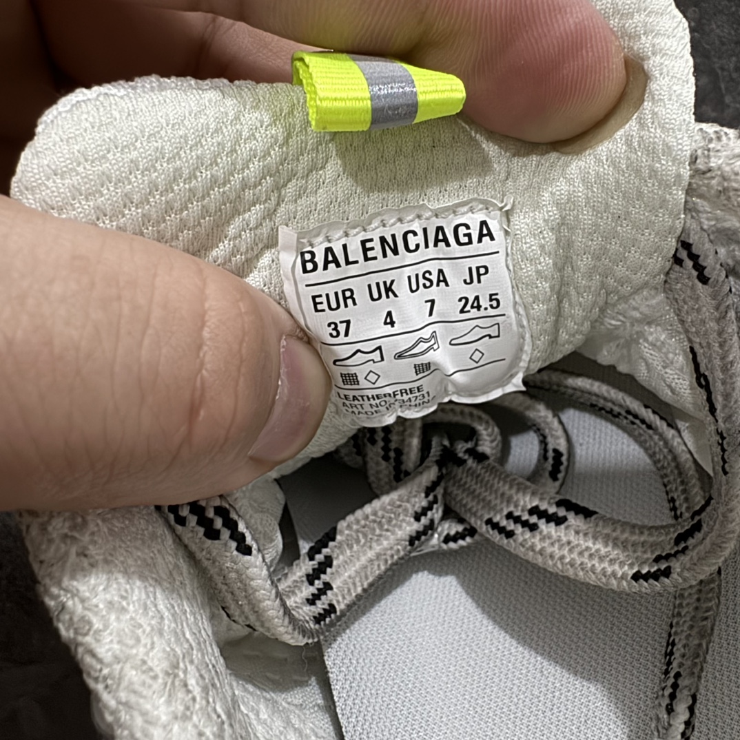 图片[9]-【X版纯原】BALENCIAGA 3XL Sneakers 巴黎世家十代网布系带低帮走秀复古老爹鞋  彩色nn全新版本 全新顶端品质 全套原纸板楦头开发 最原汁原味的灵魂版型全鞋荧光划线卡点 胶水把控整洁度追求极致完美 每一双都是工艺品 多重QC质检 超越公司货的品控标准 实实在在的免检产品 原盒原配 正确字体电绣 粗细、位置、大小正确 侧边TPU 透气孔匹配意产原版 正确分离大底 TPU软底 原版一致大底LOGO 立体感十足 原厂皮料水洗做旧 采购原厂网纱 不含皮革 网布材料和聚氨酯 磨损效果 鞋头边缘和后帮 Balenciaga 徽标 鞋面和后跟凸印尺码 鞋舌 3XL 橡胶品牌标识和反光细节 鞋帮拉袢和鞋舌拉祥 配反光细节 备用鞋带在鞋履前侧 可在穿着前取下 便于不同造型搭配 正常尺码 尺码：35 36 37 38 39 40 41 42 43 44 45 46 编码：X10460490-莆田鞋批发中心