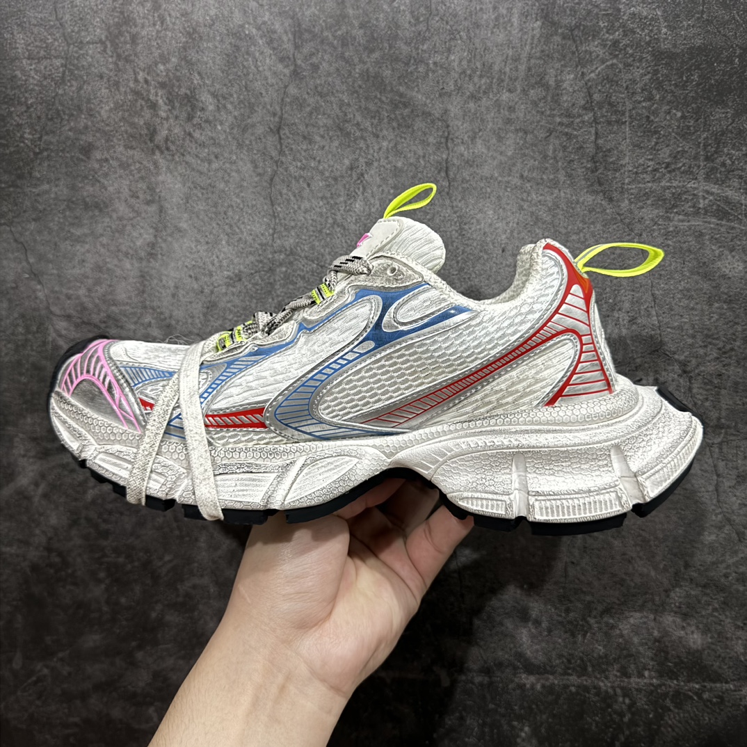 图片[2]-【X版纯原】BALENCIAGA 3XL Sneakers 巴黎世家十代网布系带低帮走秀复古老爹鞋  彩色nn全新版本 全新顶端品质 全套原纸板楦头开发 最原汁原味的灵魂版型全鞋荧光划线卡点 胶水把控整洁度追求极致完美 每一双都是工艺品 多重QC质检 超越公司货的品控标准 实实在在的免检产品 原盒原配 正确字体电绣 粗细、位置、大小正确 侧边TPU 透气孔匹配意产原版 正确分离大底 TPU软底 原版一致大底LOGO 立体感十足 原厂皮料水洗做旧 采购原厂网纱 不含皮革 网布材料和聚氨酯 磨损效果 鞋头边缘和后帮 Balenciaga 徽标 鞋面和后跟凸印尺码 鞋舌 3XL 橡胶品牌标识和反光细节 鞋帮拉袢和鞋舌拉祥 配反光细节 备用鞋带在鞋履前侧 可在穿着前取下 便于不同造型搭配 正常尺码 尺码：35 36 37 38 39 40 41 42 43 44 45 46 编码：X10460490-莆田鞋批发中心