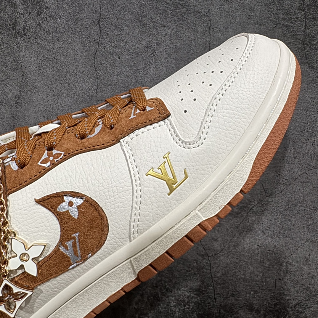 图片[6]-【定制版】LV x Nike Dunk Low 米白棕勾n此款主张打破传统的工业化流水线设计限制，以Made by ideas的超级创意为理念，集结众多潮流设计师，结合时下最ing潮流风尚，为潮流爱好者打造彰品自我的专属潮品。同时尊重每个年轻人对于潮流的理解与选择，主张“让每个年轻人塑造自己的潮流”。 货号：XD6188-030 Size：36 36.5 37.5 38 38.5 39 40 40.5 41 42 42.5 43 44 44.5 45 编码：HXS320340-莆田鞋批发中心