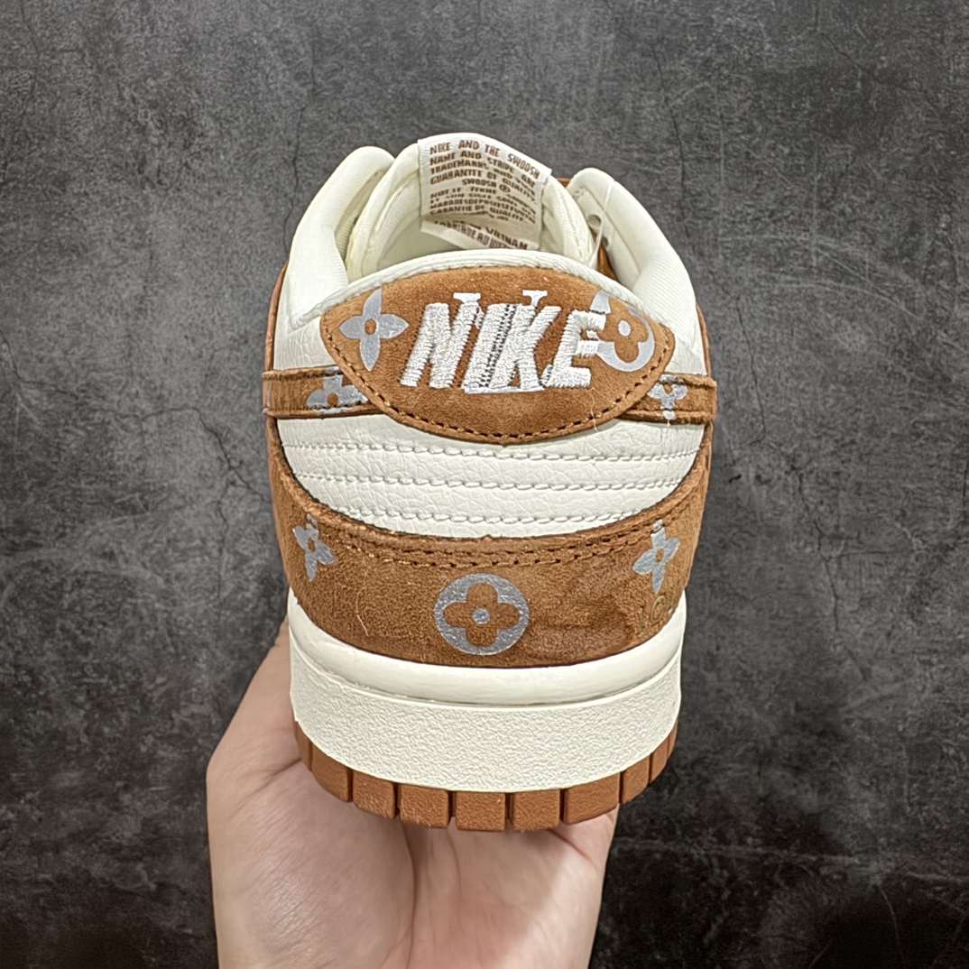 图片[4]-【定制版】LV x Nike Dunk Low 米白棕勾n此款主张打破传统的工业化流水线设计限制，以Made by ideas的超级创意为理念，集结众多潮流设计师，结合时下最ing潮流风尚，为潮流爱好者打造彰品自我的专属潮品。同时尊重每个年轻人对于潮流的理解与选择，主张“让每个年轻人塑造自己的潮流”。 货号：XD6188-030 Size：36 36.5 37.5 38 38.5 39 40 40.5 41 42 42.5 43 44 44.5 45 编码：HXS320340-莆田鞋批发中心