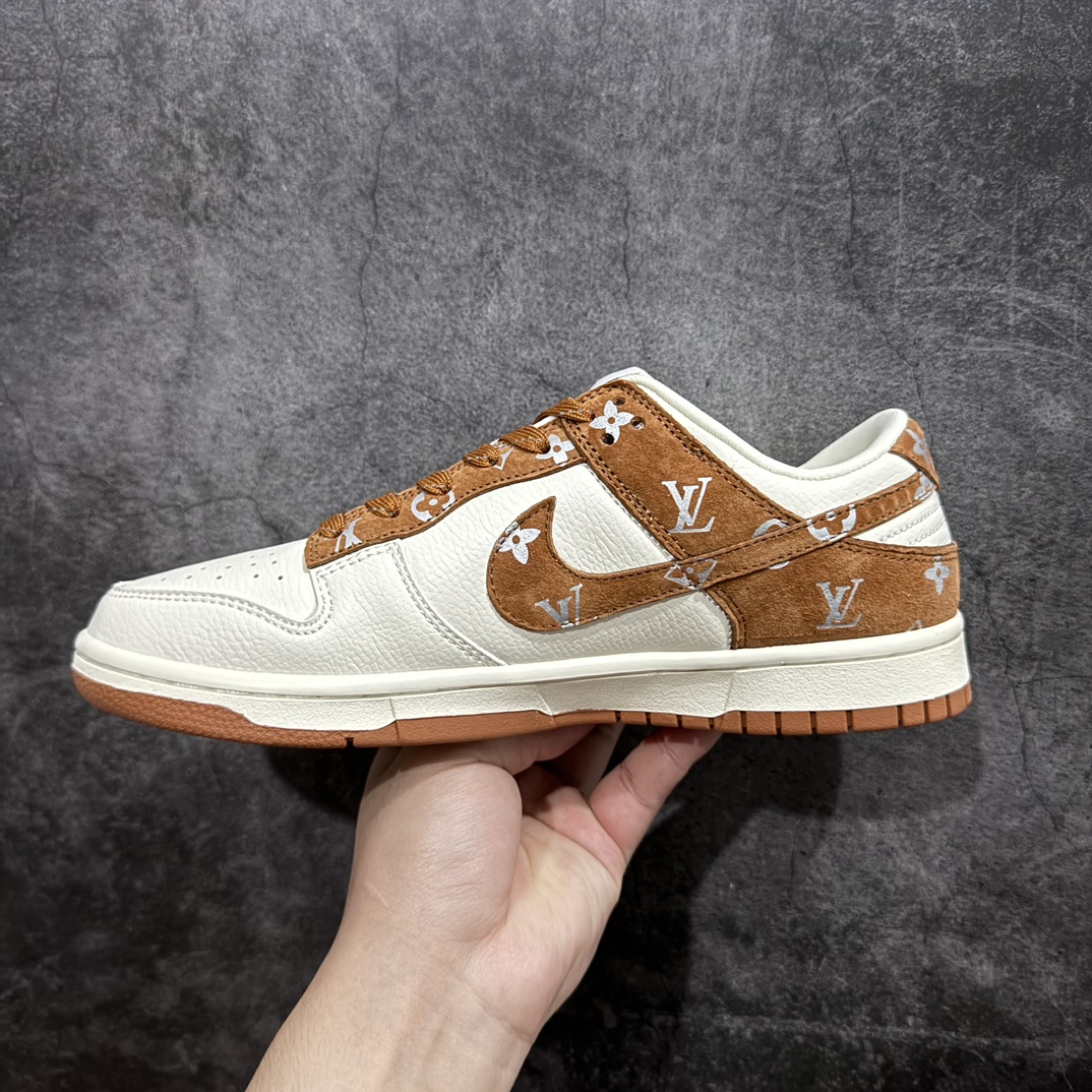 图片[2]-【定制版】LV x Nike Dunk Low 米白棕勾n此款主张打破传统的工业化流水线设计限制，以Made by ideas的超级创意为理念，集结众多潮流设计师，结合时下最ing潮流风尚，为潮流爱好者打造彰品自我的专属潮品。同时尊重每个年轻人对于潮流的理解与选择，主张“让每个年轻人塑造自己的潮流”。 货号：XD6188-030 Size：36 36.5 37.5 38 38.5 39 40 40.5 41 42 42.5 43 44 44.5 45 编码：HXS320340-莆田鞋批发中心