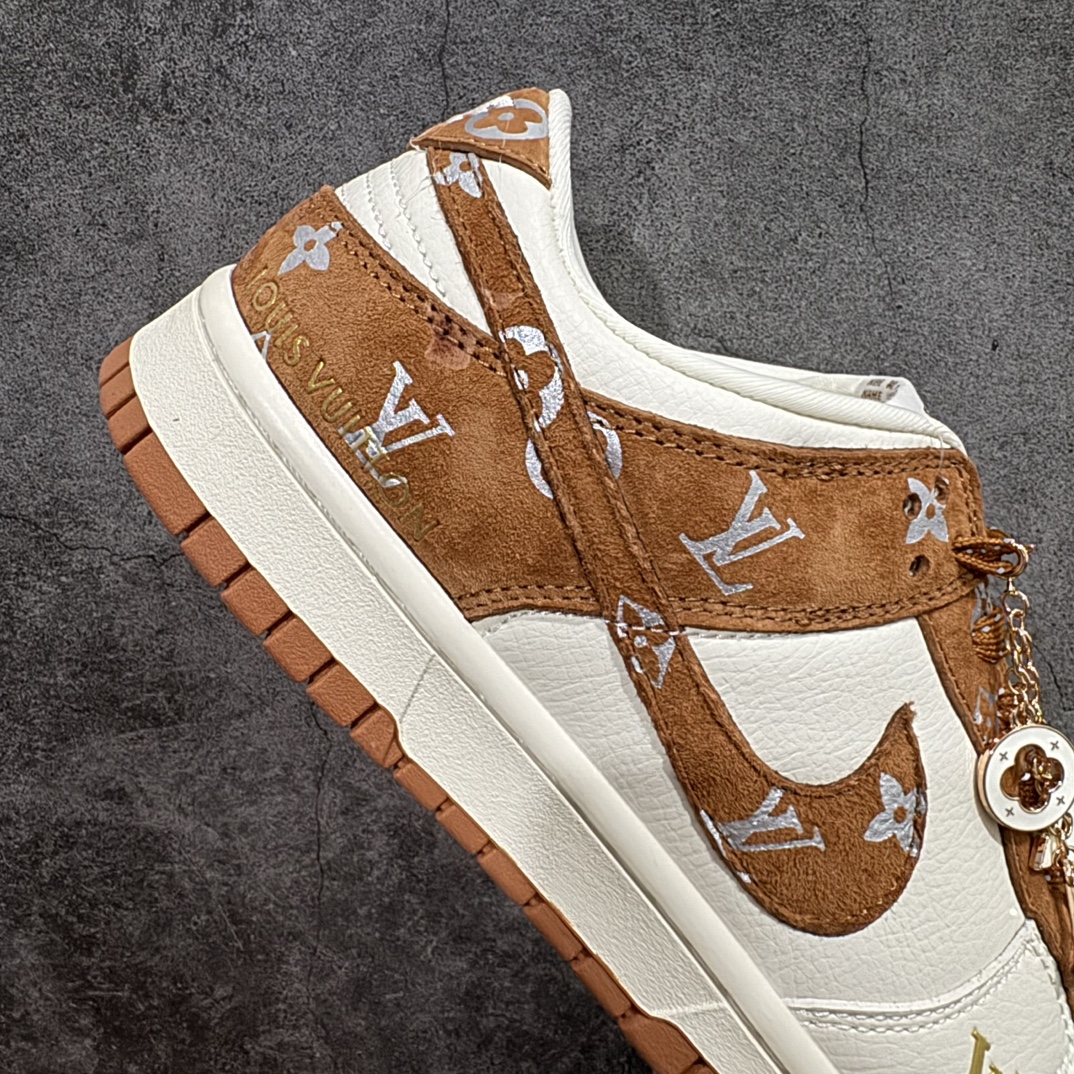 图片[7]-【定制版】LV x Nike Dunk Low 米白棕勾n此款主张打破传统的工业化流水线设计限制，以Made by ideas的超级创意为理念，集结众多潮流设计师，结合时下最ing潮流风尚，为潮流爱好者打造彰品自我的专属潮品。同时尊重每个年轻人对于潮流的理解与选择，主张“让每个年轻人塑造自己的潮流”。 货号：XD6188-030 Size：36 36.5 37.5 38 38.5 39 40 40.5 41 42 42.5 43 44 44.5 45 编码：HXS320340-莆田鞋批发中心