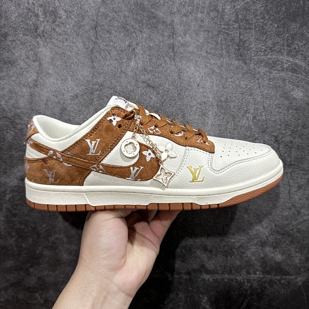 【定制版】LV x Nike Dunk Low 米白棕勾n此款主张打破传统的工业化流水线设计限制，以Made by ideas的超级创意为理念，集结众多潮流设计师，结合时下最ing潮流风尚，为潮流爱好者打造彰品自我的专属潮品。同时尊重每个年轻人对于潮流的理解与选择，主张“让每个年轻人塑造自己的潮流”。 货号：XD6188-030 Size：36 36.5 37.5 38 38.5 39 40 40.5 41 42 42.5 43 44 44.5 45 编码：HXS320340-莆田鞋批发中心