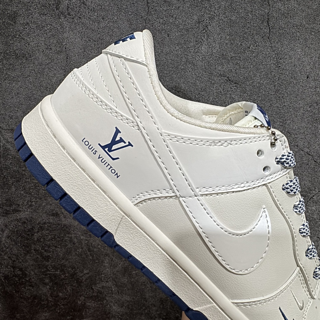 图片[7]-【定制版】LV x Nike Dunk Low 双勾蓝底n此款主张打破传统的工业化流水线设计限制，以Made by ideas的超级创意为理念，集结众多潮流设计师，结合时下最ing潮流风尚，为潮流爱好者打造彰品自我的专属潮品。同时尊重每个年轻人对于潮流的理解与选择，主张“让每个年轻人塑造自己的潮流”。 货号：XX2025-320 Size：36 36.5 37.5 38 38.5 39 40 40.5 41 42 42.5 43 44 44.5 45 编码：HXS320340-莆田鞋批发中心