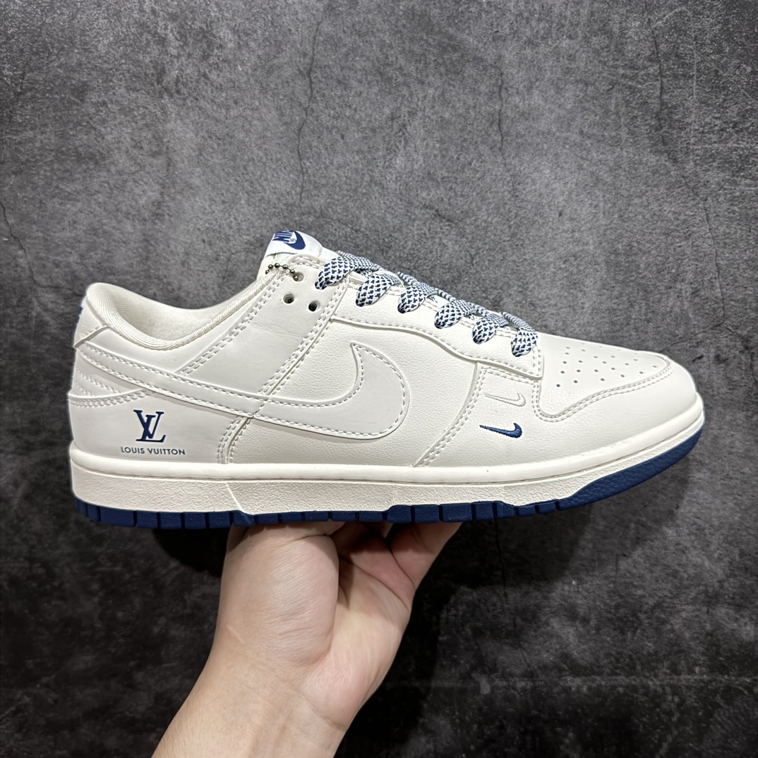 【定制版】LV x Nike Dunk Low 双勾蓝底n此款主张打破传统的工业化流水线设计限制，以Made by ideas的超级创意为理念，集结众多潮流设计师，结合时下最ing潮流风尚，为潮流爱好者打造彰品自我的专属潮品。同时尊重每个年轻人对于潮流的理解与选择，主张“让每个年轻人塑造自己的潮流”。 货号：XX2025-320 Size：36 36.5 37.5 38 38.5 39 40 40.5 41 42 42.5 43 44 44.5 45 编码：HXS320340-莆田鞋批发中心