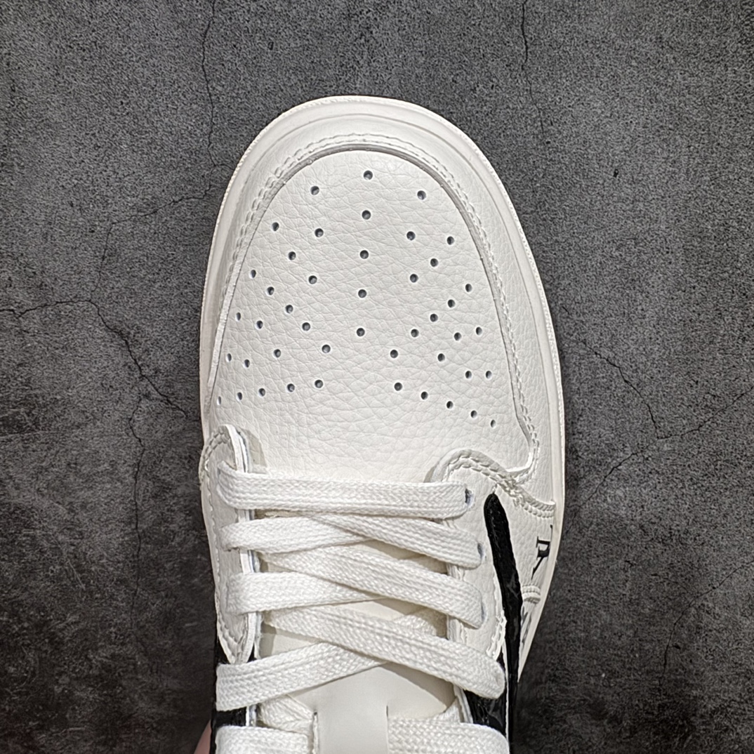 图片[5]-【定制版】Travis Scott x Fragment Design x Air Jordan 1 Low OG SP AJ1 乔1 LV经典黑纹 低帮文化休闲板鞋 LX1988-600n多方联名合作融合了Travis Scott 独特的音乐风格，藤原浩个性的设计风格以及Jordan品牌的经典元素 使其成为一双具有独特身份和价值的鞋子 清新而立体的外观加上联名标识更突出了其独特身份 这种配色方案显示出活力和时尚感 在视觉上引人注目 鞋身的质感和细腻的细节处理使其显得高端而格调十足 这款“倒钩”联名是设计与创意完美结合 融合多方的个性风格是一款备受瞩目的潮流鞋款   尺码：36-45（半） 编码：HXS320340-莆田鞋批发中心