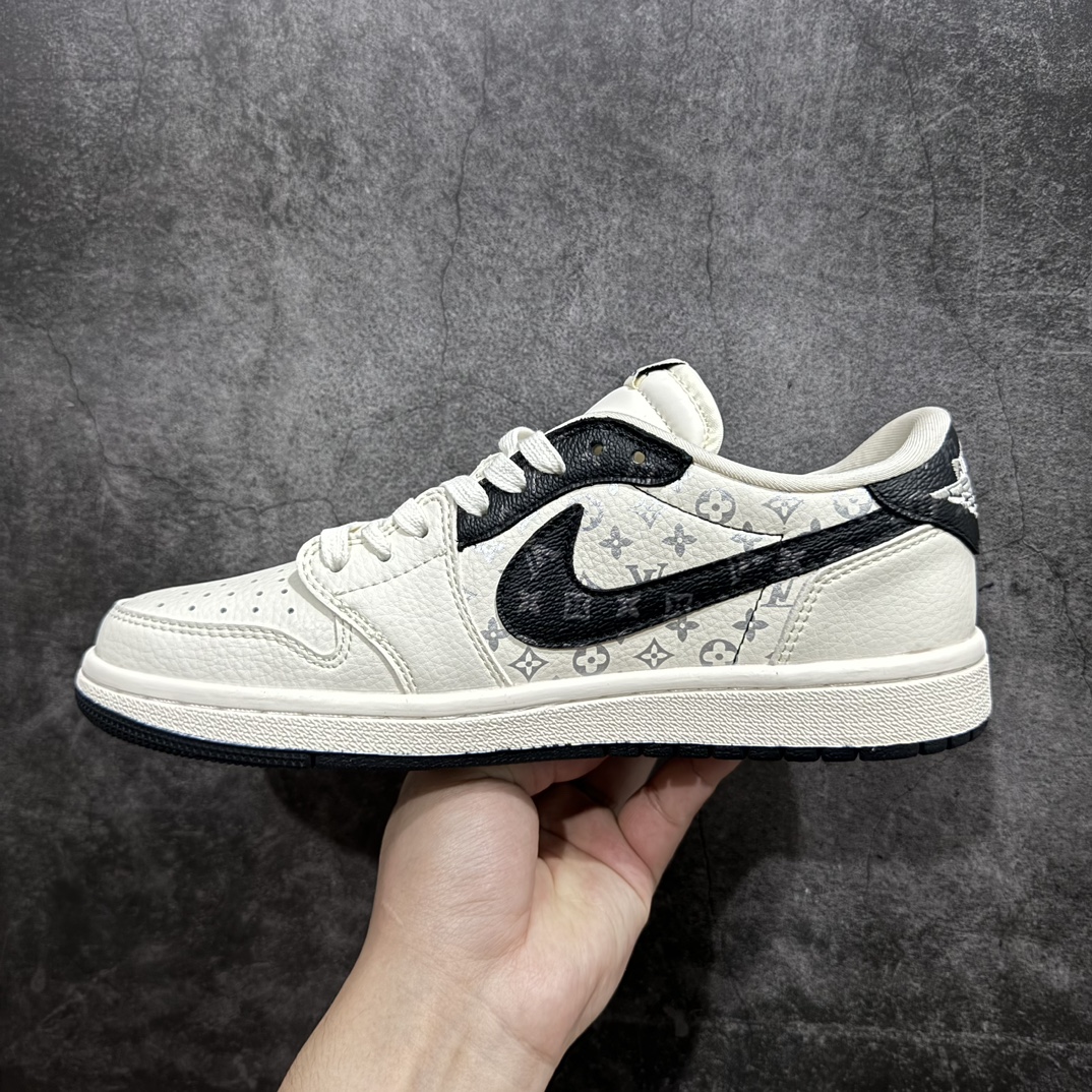 图片[2]-【定制版】Travis Scott x Fragment Design x Air Jordan 1 Low OG SP AJ1 乔1 LV经典黑纹 低帮文化休闲板鞋 LX1988-600n多方联名合作融合了Travis Scott 独特的音乐风格，藤原浩个性的设计风格以及Jordan品牌的经典元素 使其成为一双具有独特身份和价值的鞋子 清新而立体的外观加上联名标识更突出了其独特身份 这种配色方案显示出活力和时尚感 在视觉上引人注目 鞋身的质感和细腻的细节处理使其显得高端而格调十足 这款“倒钩”联名是设计与创意完美结合 融合多方的个性风格是一款备受瞩目的潮流鞋款   尺码：36-45（半） 编码：HXS320340-莆田鞋批发中心