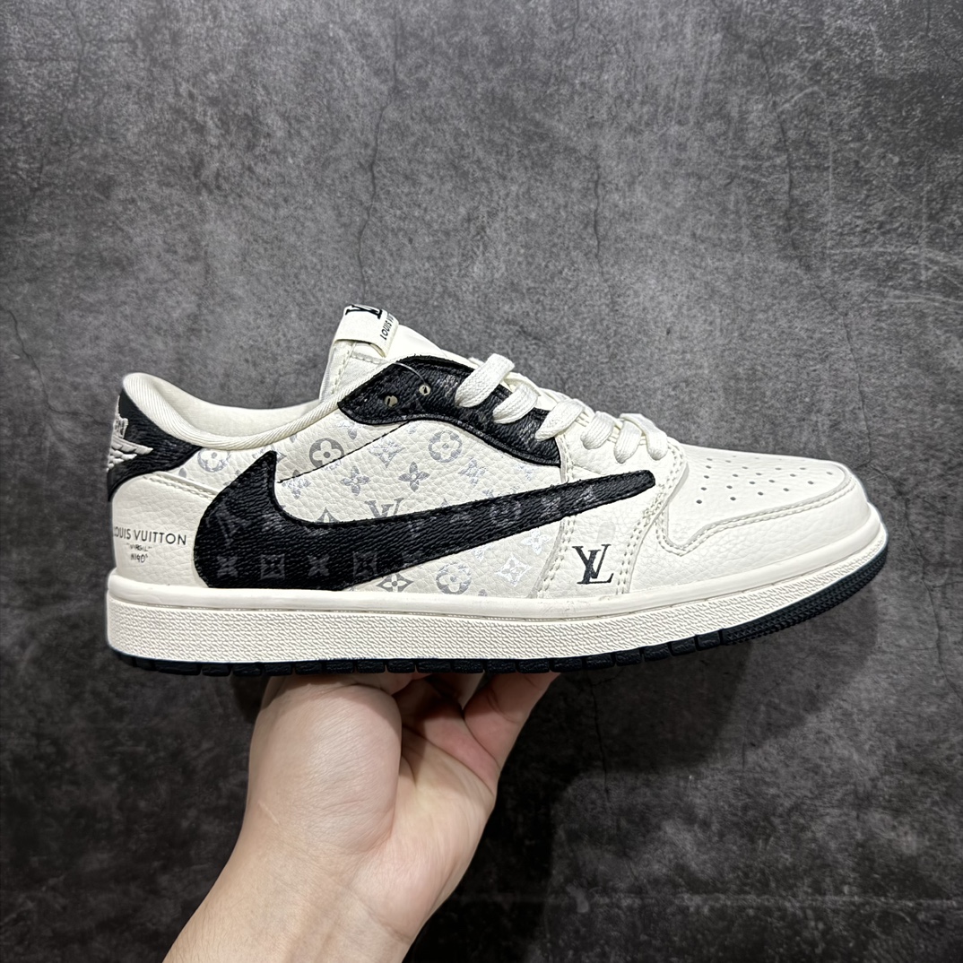 【定制版】Travis Scott x Fragment Design x Air Jordan 1 Low OG SP AJ1 乔1 LV经典黑纹 低帮文化休闲板鞋 LX1988-600n多方联名合作融合了Travis Scott 独特的音乐风格，藤原浩个性的设计风格以及Jordan品牌的经典元素 使其成为一双具有独特身份和价值的鞋子 清新而立体的外观加上联名标识更突出了其独特身份 这种配色方案显示出活力和时尚感 在视觉上引人注目 鞋身的质感和细腻的细节处理使其显得高端而格调十足 这款“倒钩”联名是设计与创意完美结合 融合多方的个性风格是一款备受瞩目的潮流鞋款   尺码：36-45（半） 编码：HXS320340-莆田鞋批发中心