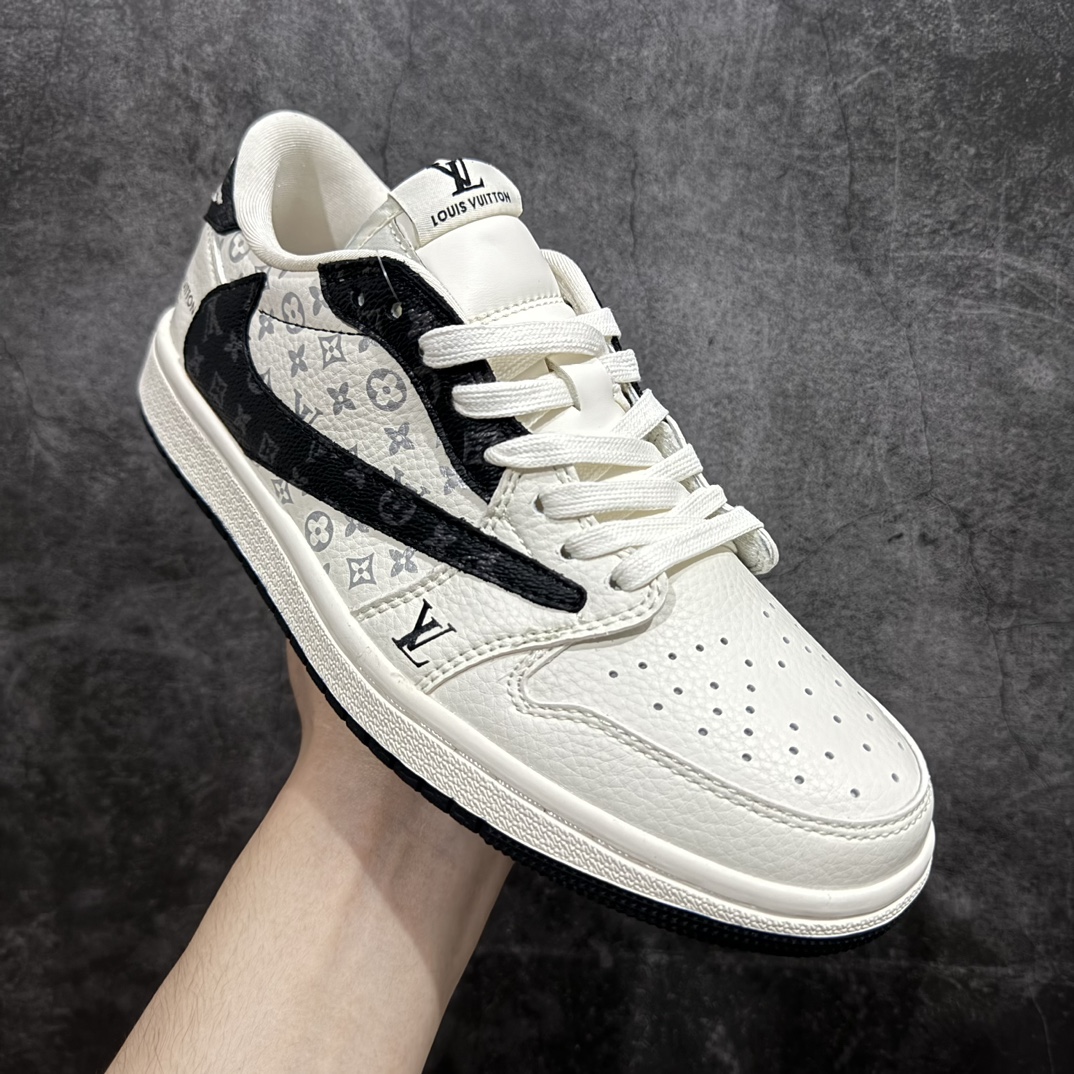 图片[3]-【定制版】Travis Scott x Fragment Design x Air Jordan 1 Low OG SP AJ1 乔1 LV经典黑纹 低帮文化休闲板鞋 LX1988-600n多方联名合作融合了Travis Scott 独特的音乐风格，藤原浩个性的设计风格以及Jordan品牌的经典元素 使其成为一双具有独特身份和价值的鞋子 清新而立体的外观加上联名标识更突出了其独特身份 这种配色方案显示出活力和时尚感 在视觉上引人注目 鞋身的质感和细腻的细节处理使其显得高端而格调十足 这款“倒钩”联名是设计与创意完美结合 融合多方的个性风格是一款备受瞩目的潮流鞋款   尺码：36-45（半） 编码：HXS320340-莆田鞋批发中心