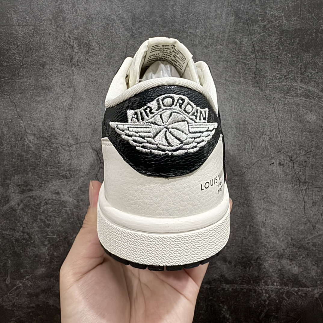 图片[4]-【定制版】Travis Scott x Fragment Design x Air Jordan 1 Low OG SP AJ1 乔1 LV经典黑纹 低帮文化休闲板鞋 LX1988-600n多方联名合作融合了Travis Scott 独特的音乐风格，藤原浩个性的设计风格以及Jordan品牌的经典元素 使其成为一双具有独特身份和价值的鞋子 清新而立体的外观加上联名标识更突出了其独特身份 这种配色方案显示出活力和时尚感 在视觉上引人注目 鞋身的质感和细腻的细节处理使其显得高端而格调十足 这款“倒钩”联名是设计与创意完美结合 融合多方的个性风格是一款备受瞩目的潮流鞋款   尺码：36-45（半） 编码：HXS320340-莆田鞋批发中心