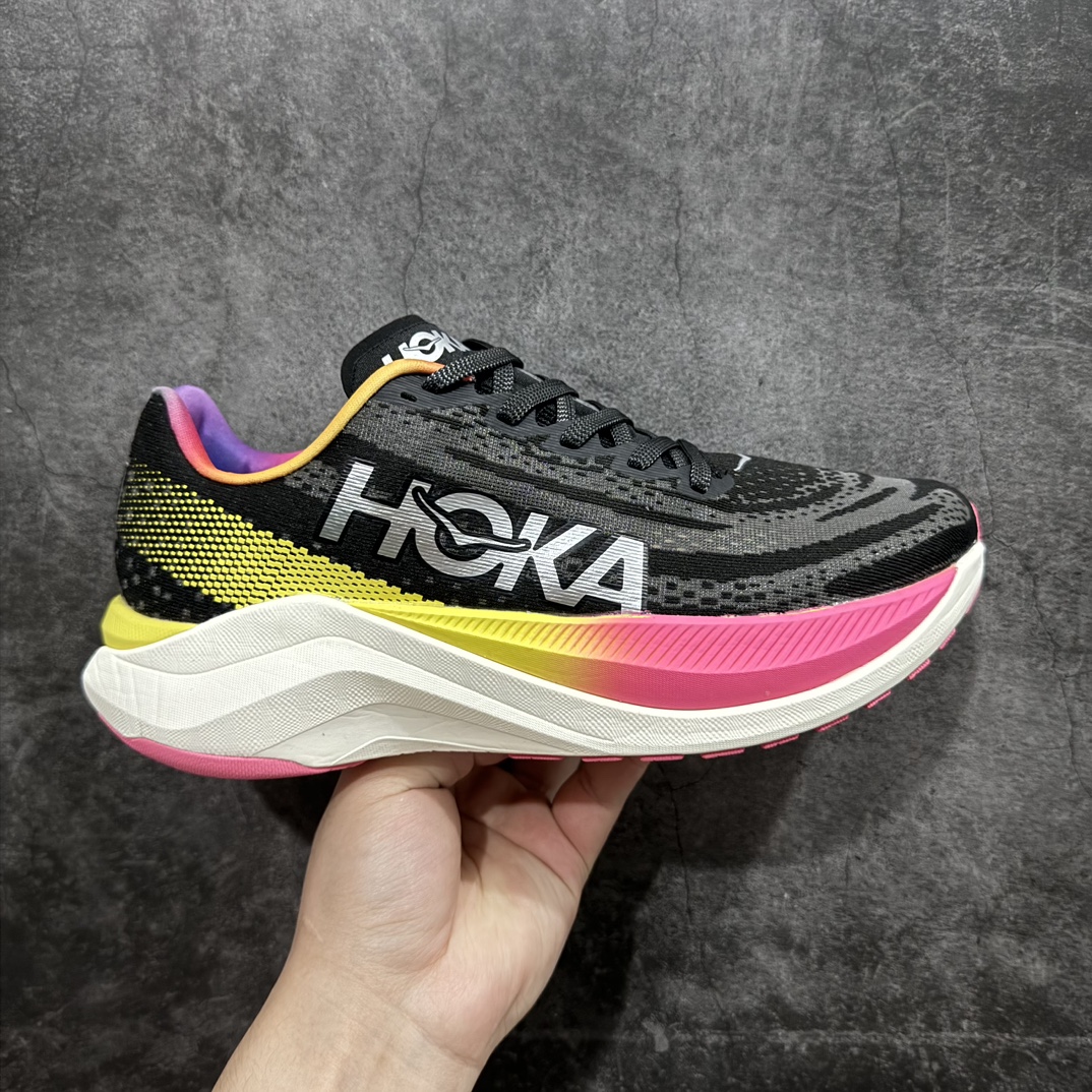 【纯原组合底】HOKA ONE ONE Mach X 马赫十代舒适百搭透气低帮跑步鞋nHOKA ONE ONE 是来自美国的跑步鞋知名品牌 创立于2009年 始终致力于为所有跑者提供更新、更好的跑步装备 相比常规跑鞋 HOKA ONE ONE特别研发使用性能独特的几何形跑鞋中底 此种鞋底更厚、更高、回弹性也更好 除了卓越的缓冲性能 它还能为各种阶段的跑者带来更具动感、更加稳定的跑步体验 HOKA ONE ONE从设计之初就清楚意识到 要保证跑者步幅的均匀一致 双脚自然而然的运动至关重要nSIZE：36 36.5 37.5 38 38.5 39 40 40.5 41 42 42.5 43 44 44.5 45 编码：DS250270-莆田鞋批发中心