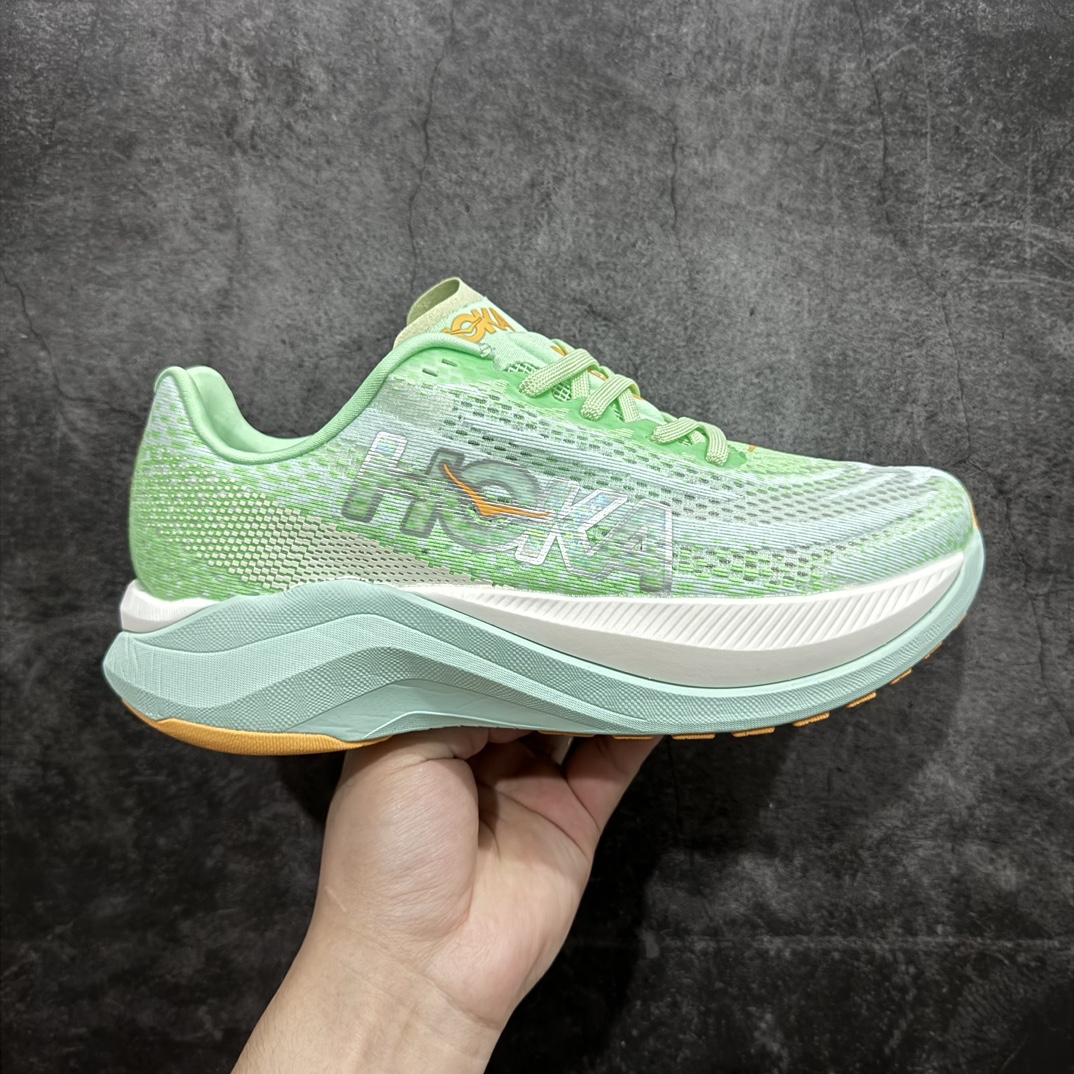 【纯原组合底】HOKA ONE ONE Mach X 马赫十代舒适百搭透气低帮跑步鞋nHOKA ONE ONE 是来自美国的跑步鞋知名品牌 创立于2009年 始终致力于为所有跑者提供更新、更好的跑步装备 相比常规跑鞋 HOKA ONE ONE特别研发使用性能独特的几何形跑鞋中底 此种鞋底更厚、更高、回弹性也更好 除了卓越的缓冲性能 它还能为各种阶段的跑者带来更具动感、更加稳定的跑步体验 HOKA ONE ONE从设计之初就清楚意识到 要保证跑者步幅的均匀一致 双脚自然而然的运动至关重要nSIZE：36 36.5 37.5 38 38.5 39 40 40.5 41 42 42.5 43 44 44.5 45 编码：DS250270-莆田鞋批发中心