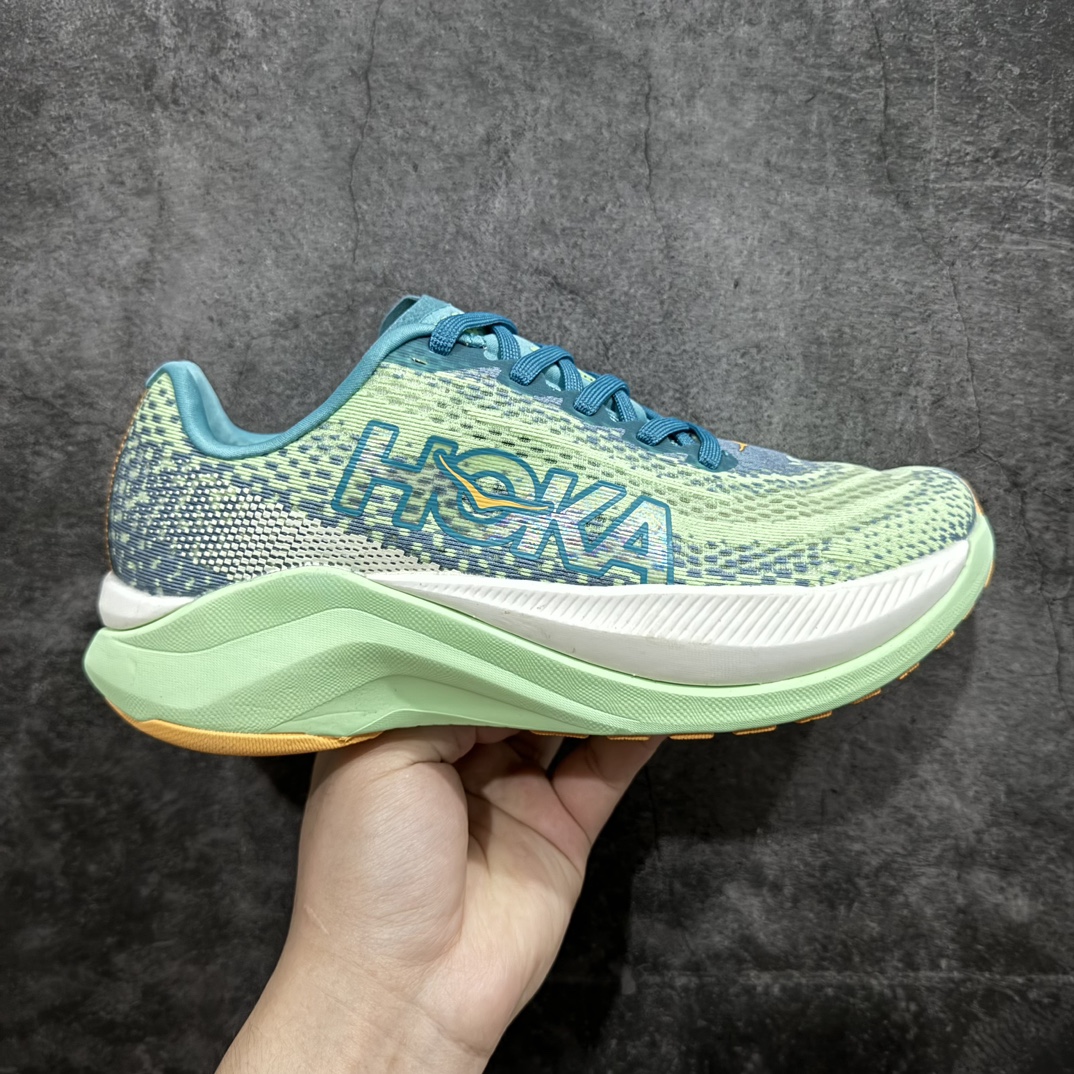 【纯原组合底】HOKA ONE ONE Mach X 马赫十代舒适百搭透气低帮跑步鞋nHOKA ONE ONE 是来自美国的跑步鞋知名品牌 创立于2009年 始终致力于为所有跑者提供更新、更好的跑步装备 相比常规跑鞋 HOKA ONE ONE特别研发使用性能独特的几何形跑鞋中底 此种鞋底更厚、更高、回弹性也更好 除了卓越的缓冲性能 它还能为各种阶段的跑者带来更具动感、更加稳定的跑步体验 HOKA ONE ONE从设计之初就清楚意识到 要保证跑者步幅的均匀一致 双脚自然而然的运动至关重要nSIZE：36 36.5 37.5 38 38.5 39 40 40.5 41 42 42.5 43 44 44.5 45 编码：DS250270-莆田鞋批发中心