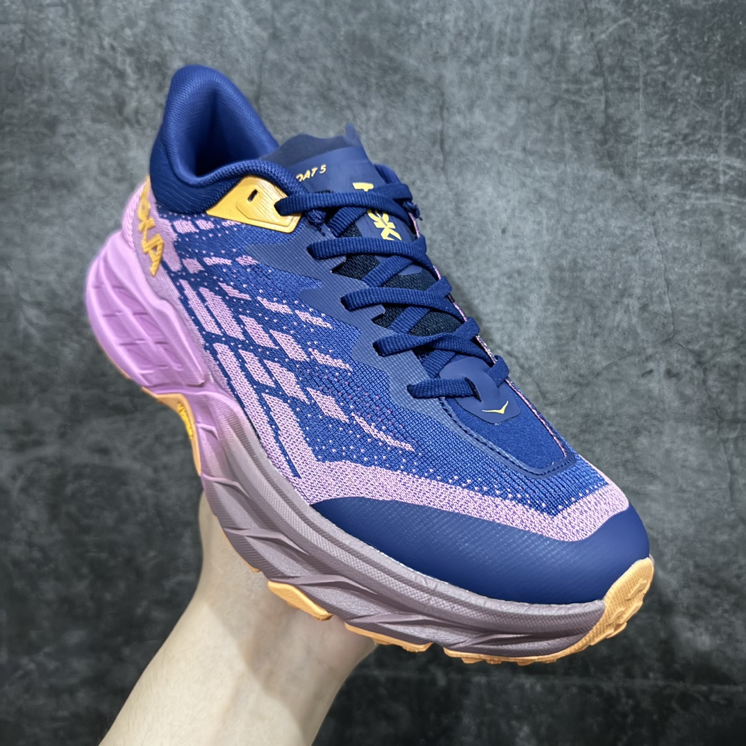 图片[3]-【纯原版】HOKA ONE ONE Speedgoat 5 户外越野跑步鞋 飞速羚羊5系列n新一代工程网纱鞋面 在确保鞋面稳定性的同时减少了固定胶条的使用 鞋面更轻盈、透气、舒适 可回收材料 为环保做出贡献 延伸后跟拉攀 方便快速穿脱 速度型滚动平衡技术 在崎岖的路面上 为平稳顺畅的步伐提供支持nHOKA ONE ONE是来自美国的跑步鞋知名品牌 创立于2009年 始终致力于为所有跑者提供更新、更好的跑步装备 相比常规跑鞋特别研发使用性能独特的几何形跑鞋中底 此种鞋底更厚、更高、回弹性也更好 除了卓越的缓冲性能 它还能为各种阶段的跑者带来更具动感、更加稳定的跑步体验 从设计之初就清楚意识到 要保证跑者步幅的均匀一致 双脚自然而然的运动至关重要SIZE：36 36.5 37.5 38 38.5 39 40 40.5 41 42 42.5 43 44 44.5 45 编码：DS250270-莆田鞋批发中心