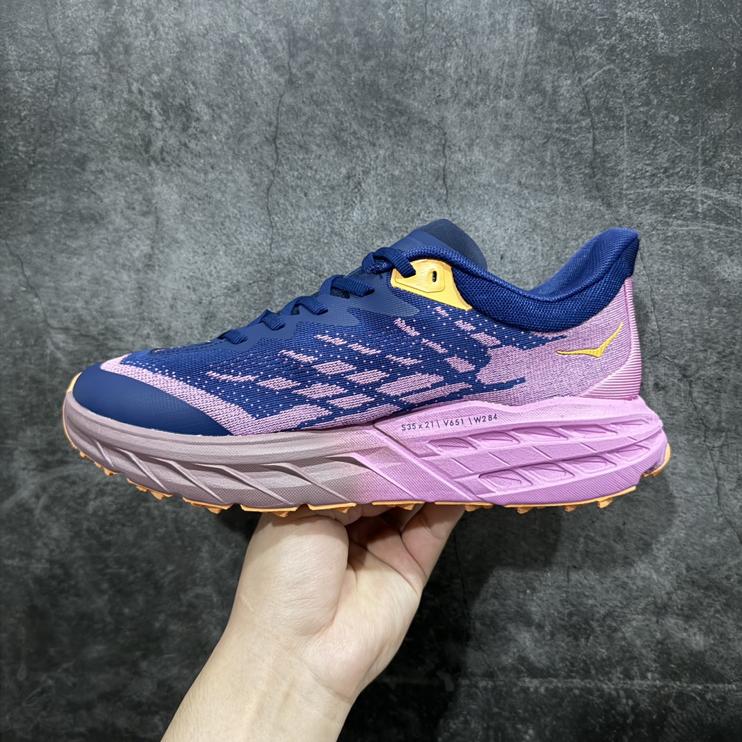 图片[2]-【纯原版】HOKA ONE ONE Speedgoat 5 户外越野跑步鞋 飞速羚羊5系列n新一代工程网纱鞋面 在确保鞋面稳定性的同时减少了固定胶条的使用 鞋面更轻盈、透气、舒适 可回收材料 为环保做出贡献 延伸后跟拉攀 方便快速穿脱 速度型滚动平衡技术 在崎岖的路面上 为平稳顺畅的步伐提供支持nHOKA ONE ONE是来自美国的跑步鞋知名品牌 创立于2009年 始终致力于为所有跑者提供更新、更好的跑步装备 相比常规跑鞋特别研发使用性能独特的几何形跑鞋中底 此种鞋底更厚、更高、回弹性也更好 除了卓越的缓冲性能 它还能为各种阶段的跑者带来更具动感、更加稳定的跑步体验 从设计之初就清楚意识到 要保证跑者步幅的均匀一致 双脚自然而然的运动至关重要SIZE：36 36.5 37.5 38 38.5 39 40 40.5 41 42 42.5 43 44 44.5 45 编码：DS250270-莆田鞋批发中心