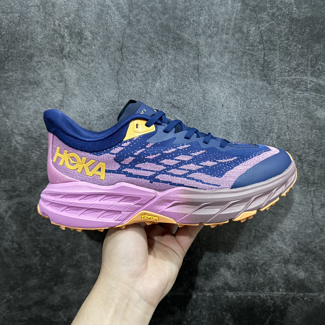 【纯原版】HOKA ONE ONE Speedgoat 5 户外越野跑步鞋 飞速羚羊5系列n新一代工程网纱鞋面 在确保鞋面稳定性的同时减少了固定胶条的使用 鞋面更轻盈、透气、舒适 可回收材料 为环保做出贡献 延伸后跟拉攀 方便快速穿脱 速度型滚动平衡技术 在崎岖的路面上 为平稳顺畅的步伐提供支持nHOKA ONE ONE是来自美国的跑步鞋知名品牌 创立于2009年 始终致力于为所有跑者提供更新、更好的跑步装备 相比常规跑鞋特别研发使用性能独特的几何形跑鞋中底 此种鞋底更厚、更高、回弹性也更好 除了卓越的缓冲性能 它还能为各种阶段的跑者带来更具动感、更加稳定的跑步体验 从设计之初就清楚意识到 要保证跑者步幅的均匀一致 双脚自然而然的运动至关重要SIZE：36 36.5 37.5 38 38.5 39 40 40.5 41 42 42.5 43 44 44.5 45 编码：DS250270-莆田鞋批发中心