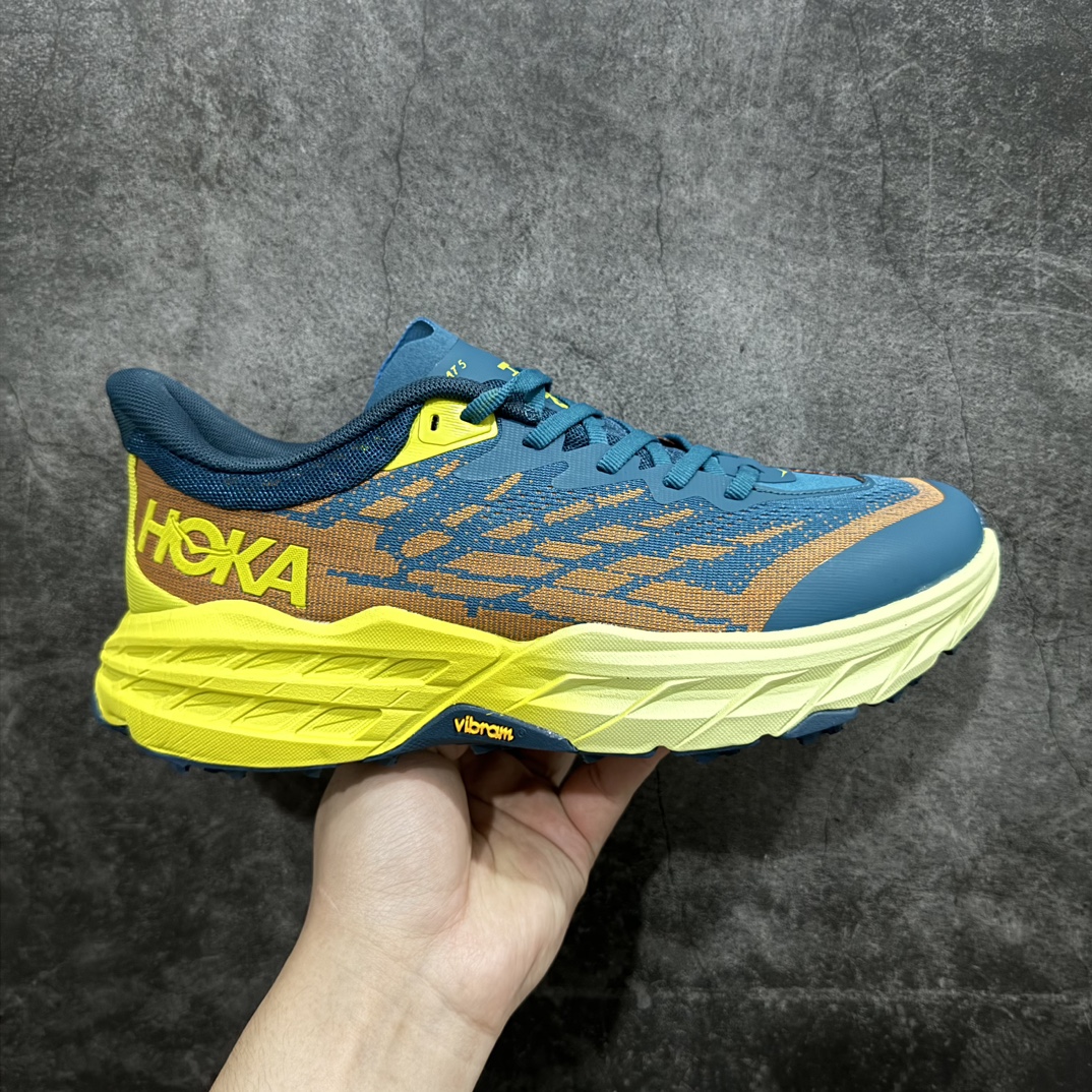 【纯原版】HOKA ONE ONE Speedgoat 5 户外越野跑步鞋 飞速羚羊5系列n新一代工程网纱鞋面 在确保鞋面稳定性的同时减少了固定胶条的使用 鞋面更轻盈、透气、舒适 可回收材料 为环保做出贡献 延伸后跟拉攀 方便快速穿脱 速度型滚动平衡技术 在崎岖的路面上 为平稳顺畅的步伐提供支持nHOKA ONE ONE是来自美国的跑步鞋知名品牌 创立于2009年 始终致力于为所有跑者提供更新、更好的跑步装备 相比常规跑鞋特别研发使用性能独特的几何形跑鞋中底 此种鞋底更厚、更高、回弹性也更好 除了卓越的缓冲性能 它还能为各种阶段的跑者带来更具动感、更加稳定的跑步体验 从设计之初就清楚意识到 要保证跑者步幅的均匀一致 双脚自然而然的运动至关重要SIZE：36 36.5 37.5 38 38.5 39 40 40.5 41 42 42.5 43 44 44.5 45 编码：DS250270-莆田鞋批发中心