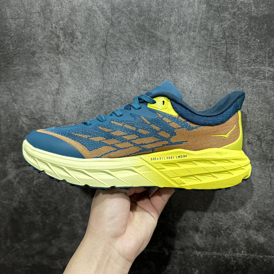 图片[2]-【纯原版】HOKA ONE ONE Speedgoat 5 户外越野跑步鞋 飞速羚羊5系列n新一代工程网纱鞋面 在确保鞋面稳定性的同时减少了固定胶条的使用 鞋面更轻盈、透气、舒适 可回收材料 为环保做出贡献 延伸后跟拉攀 方便快速穿脱 速度型滚动平衡技术 在崎岖的路面上 为平稳顺畅的步伐提供支持nHOKA ONE ONE是来自美国的跑步鞋知名品牌 创立于2009年 始终致力于为所有跑者提供更新、更好的跑步装备 相比常规跑鞋特别研发使用性能独特的几何形跑鞋中底 此种鞋底更厚、更高、回弹性也更好 除了卓越的缓冲性能 它还能为各种阶段的跑者带来更具动感、更加稳定的跑步体验 从设计之初就清楚意识到 要保证跑者步幅的均匀一致 双脚自然而然的运动至关重要SIZE：36 36.5 37.5 38 38.5 39 40 40.5 41 42 42.5 43 44 44.5 45 编码：DS250270-莆田鞋批发中心