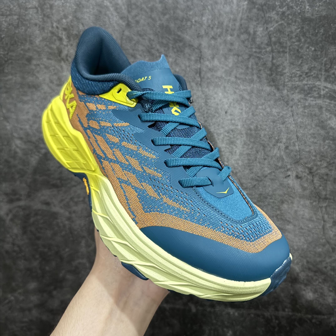 图片[3]-【纯原版】HOKA ONE ONE Speedgoat 5 户外越野跑步鞋 飞速羚羊5系列n新一代工程网纱鞋面 在确保鞋面稳定性的同时减少了固定胶条的使用 鞋面更轻盈、透气、舒适 可回收材料 为环保做出贡献 延伸后跟拉攀 方便快速穿脱 速度型滚动平衡技术 在崎岖的路面上 为平稳顺畅的步伐提供支持nHOKA ONE ONE是来自美国的跑步鞋知名品牌 创立于2009年 始终致力于为所有跑者提供更新、更好的跑步装备 相比常规跑鞋特别研发使用性能独特的几何形跑鞋中底 此种鞋底更厚、更高、回弹性也更好 除了卓越的缓冲性能 它还能为各种阶段的跑者带来更具动感、更加稳定的跑步体验 从设计之初就清楚意识到 要保证跑者步幅的均匀一致 双脚自然而然的运动至关重要SIZE：36 36.5 37.5 38 38.5 39 40 40.5 41 42 42.5 43 44 44.5 45 编码：DS250270-莆田鞋批发中心