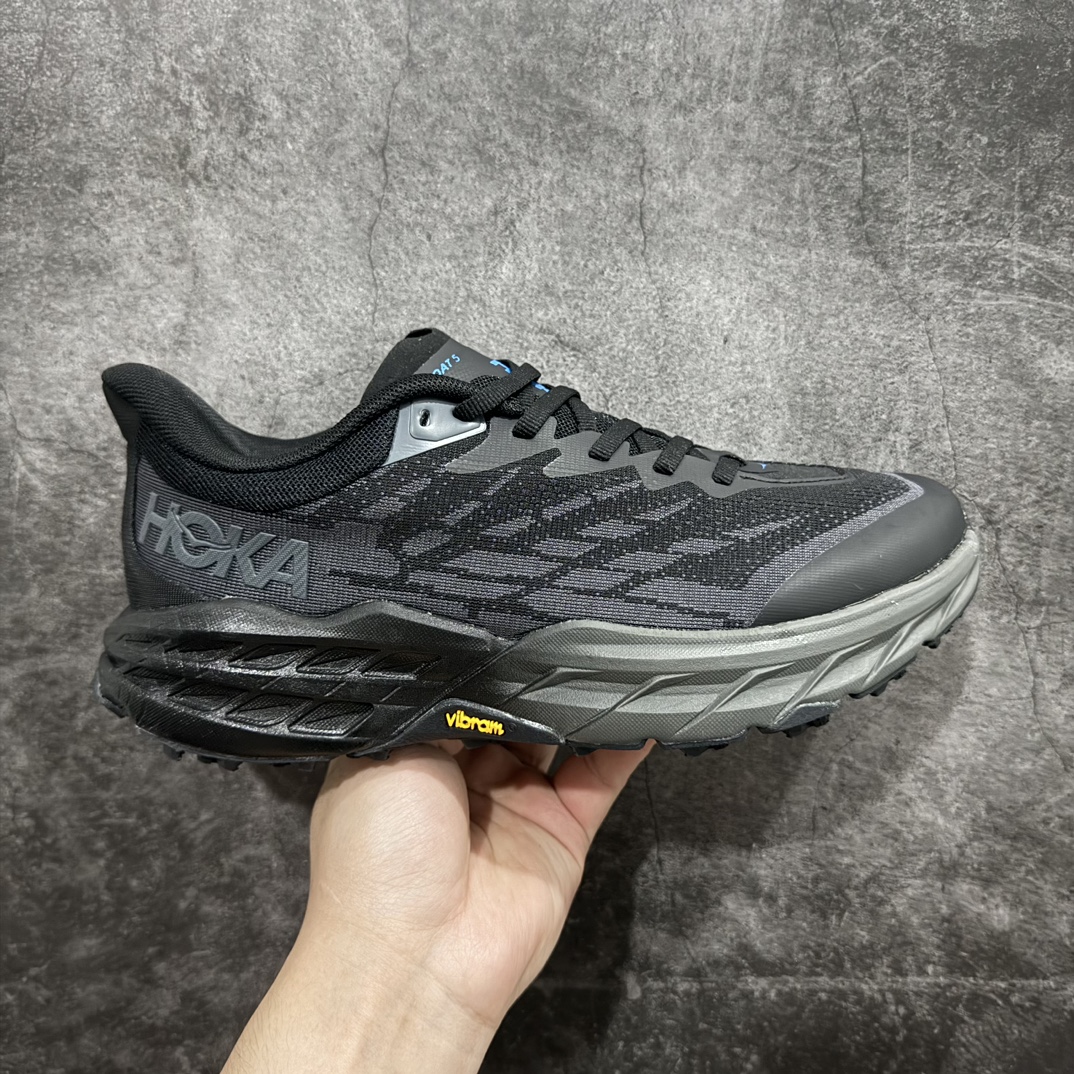 【纯原版】HOKA ONE ONE Speedgoat 5 户外越野跑步鞋 飞速羚羊5系列n新一代工程网纱鞋面 在确保鞋面稳定性的同时减少了固定胶条的使用 鞋面更轻盈、透气、舒适 可回收材料 为环保做出贡献 延伸后跟拉攀 方便快速穿脱 速度型滚动平衡技术 在崎岖的路面上 为平稳顺畅的步伐提供支持nHOKA ONE ONE是来自美国的跑步鞋知名品牌 创立于2009年 始终致力于为所有跑者提供更新、更好的跑步装备 相比常规跑鞋特别研发使用性能独特的几何形跑鞋中底 此种鞋底更厚、更高、回弹性也更好 除了卓越的缓冲性能 它还能为各种阶段的跑者带来更具动感、更加稳定的跑步体验 从设计之初就清楚意识到 要保证跑者步幅的均匀一致 双脚自然而然的运动至关重要SIZE：36 36.5 37.5 38 38.5 39 40 40.5 41 42 42.5 43 44 44.5 45 编码：DS250270-莆田鞋批发中心