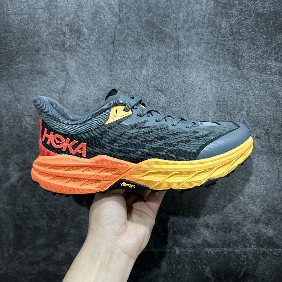 【纯原版】HOKA ONE ONE Speedgoat 5 户外越野跑步鞋 飞速羚羊5系列n新一代工程网纱鞋面 在确保鞋面稳定性的同时减少了固定胶条的使用 鞋面更轻盈、透气、舒适 可回收材料 为环保做出贡献 延伸后跟拉攀 方便快速穿脱 速度型滚动平衡技术 在崎岖的路面上 为平稳顺畅的步伐提供支持nHOKA ONE ONE是来自美国的跑步鞋知名品牌 创立于2009年 始终致力于为所有跑者提供更新、更好的跑步装备 相比常规跑鞋特别研发使用性能独特的几何形跑鞋中底 此种鞋底更厚、更高、回弹性也更好 除了卓越的缓冲性能 它还能为各种阶段的跑者带来更具动感、更加稳定的跑步体验 从设计之初就清楚意识到 要保证跑者步幅的均匀一致 双脚自然而然的运动至关重要SIZE：36 36.5 37.5 38 38.5 39 40 40.5 41 42 42.5 43 44 44.5 45 编码：DS250270-莆田鞋批发中心