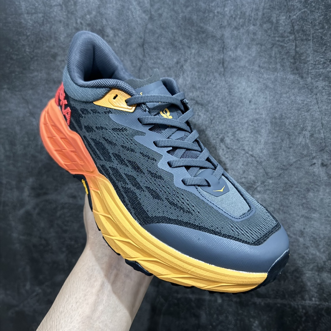 图片[3]-【纯原版】HOKA ONE ONE Speedgoat 5 户外越野跑步鞋 飞速羚羊5系列n新一代工程网纱鞋面 在确保鞋面稳定性的同时减少了固定胶条的使用 鞋面更轻盈、透气、舒适 可回收材料 为环保做出贡献 延伸后跟拉攀 方便快速穿脱 速度型滚动平衡技术 在崎岖的路面上 为平稳顺畅的步伐提供支持nHOKA ONE ONE是来自美国的跑步鞋知名品牌 创立于2009年 始终致力于为所有跑者提供更新、更好的跑步装备 相比常规跑鞋特别研发使用性能独特的几何形跑鞋中底 此种鞋底更厚、更高、回弹性也更好 除了卓越的缓冲性能 它还能为各种阶段的跑者带来更具动感、更加稳定的跑步体验 从设计之初就清楚意识到 要保证跑者步幅的均匀一致 双脚自然而然的运动至关重要SIZE：36 36.5 37.5 38 38.5 39 40 40.5 41 42 42.5 43 44 44.5 45 编码：DS250270-莆田鞋批发中心