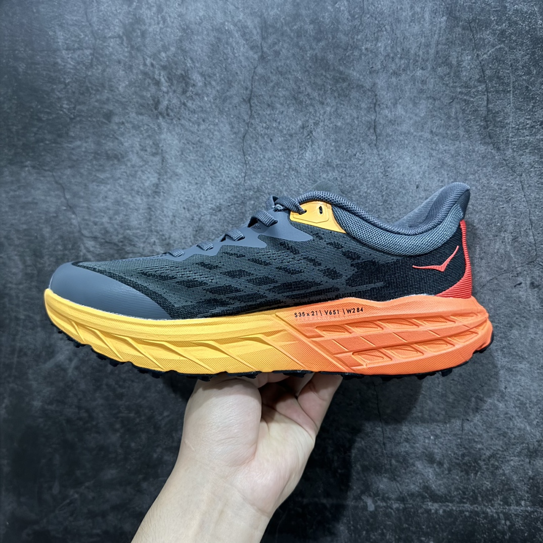 图片[2]-【纯原版】HOKA ONE ONE Speedgoat 5 户外越野跑步鞋 飞速羚羊5系列n新一代工程网纱鞋面 在确保鞋面稳定性的同时减少了固定胶条的使用 鞋面更轻盈、透气、舒适 可回收材料 为环保做出贡献 延伸后跟拉攀 方便快速穿脱 速度型滚动平衡技术 在崎岖的路面上 为平稳顺畅的步伐提供支持nHOKA ONE ONE是来自美国的跑步鞋知名品牌 创立于2009年 始终致力于为所有跑者提供更新、更好的跑步装备 相比常规跑鞋特别研发使用性能独特的几何形跑鞋中底 此种鞋底更厚、更高、回弹性也更好 除了卓越的缓冲性能 它还能为各种阶段的跑者带来更具动感、更加稳定的跑步体验 从设计之初就清楚意识到 要保证跑者步幅的均匀一致 双脚自然而然的运动至关重要SIZE：36 36.5 37.5 38 38.5 39 40 40.5 41 42 42.5 43 44 44.5 45 编码：DS250270-莆田鞋批发中心