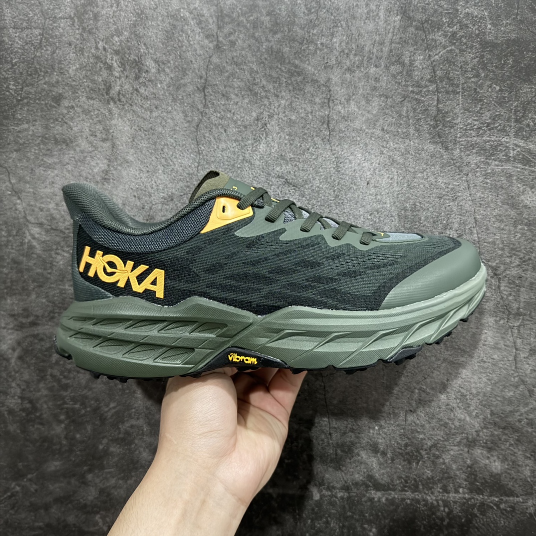 【纯原版】HOKA ONE ONE Speedgoat 5 户外越野跑步鞋 飞速羚羊5系列n新一代工程网纱鞋面 在确保鞋面稳定性的同时减少了固定胶条的使用 鞋面更轻盈、透气、舒适 可回收材料 为环保做出贡献 延伸后跟拉攀 方便快速穿脱 速度型滚动平衡技术 在崎岖的路面上 为平稳顺畅的步伐提供支持nHOKA ONE ONE是来自美国的跑步鞋知名品牌 创立于2009年 始终致力于为所有跑者提供更新、更好的跑步装备 相比常规跑鞋特别研发使用性能独特的几何形跑鞋中底 此种鞋底更厚、更高、回弹性也更好 除了卓越的缓冲性能 它还能为各种阶段的跑者带来更具动感、更加稳定的跑步体验 从设计之初就清楚意识到 要保证跑者步幅的均匀一致 双脚自然而然的运动至关重要SIZE：36 36.5 37.5 38 38.5 39 40 40.5 41 42 42.5 43 44 44.5 45 编码：DS250270-莆田鞋批发中心