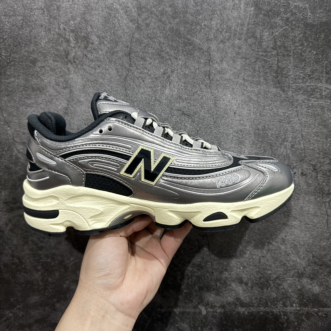 【DT纯原】复古鞋型1000系列回归！联名纽约时装品牌Aimé Leon Dore x NB新百伦New Balance M1000 系列低帮复古老爹风休闲运动慢跑鞋 M1000SLnn原装级别 男女鞋半码制n升级原楦原纸版开发版型n原楦原纸版数据开发版型n采用硬质牛剖革拼接透气网眼衬垫织物鞋面材质nT-Beam大底提供足步弓支撑，保持步态稳定n加入了ENCAP材质缓震中底#外置防滑耐磨橡胶底片❗️ 尺码：36 37 37.5 38 38.5 39.5 40 40.5 41.5 42 42.5 43 44 44.5 编码：DT320340-莆田鞋批发中心