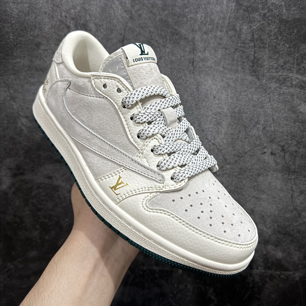 图片[3]-【定制版】Travis Scott x Fragment Design x Air Jordan 1 Low OG SP AJ1 乔1 LV米灰猪八 低帮文化休闲板鞋n多方联名合作融合了Travis Scott 独特的音乐风格，藤原浩个性的设计风格以及Jordan品牌的经典元素 使其成为一双具有独特身份和价值的鞋子 清新而立体的外观加上联名标识更突出了其独特身份 这种配色方案显示出活力和时尚感 在视觉上引人注目 鞋身的质感和细腻的细节处理使其显得高端而格调十足 这款“倒钩”联名是设计与创意完美结合 融合多方的个性风格是一款备受瞩目的潮流鞋款 货号：LJ5188-005 尺码：36-45 编码：HXS320340-鞋库