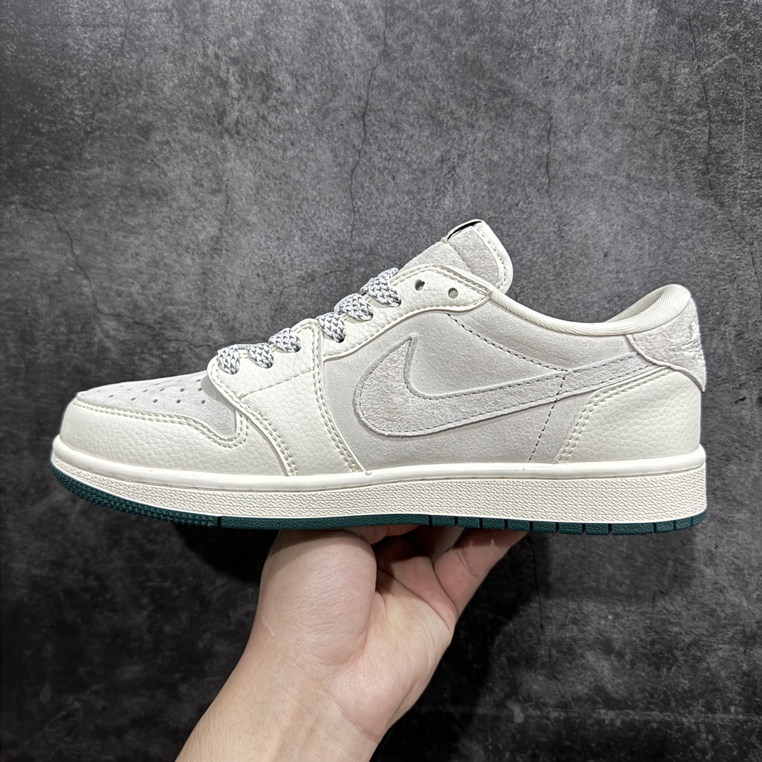 图片[2]-【定制版】Travis Scott x Fragment Design x Air Jordan 1 Low OG SP AJ1 乔1 LV米灰猪八 低帮文化休闲板鞋n多方联名合作融合了Travis Scott 独特的音乐风格，藤原浩个性的设计风格以及Jordan品牌的经典元素 使其成为一双具有独特身份和价值的鞋子 清新而立体的外观加上联名标识更突出了其独特身份 这种配色方案显示出活力和时尚感 在视觉上引人注目 鞋身的质感和细腻的细节处理使其显得高端而格调十足 这款“倒钩”联名是设计与创意完美结合 融合多方的个性风格是一款备受瞩目的潮流鞋款 货号：LJ5188-005 尺码：36-45 编码：HXS320340-鞋库