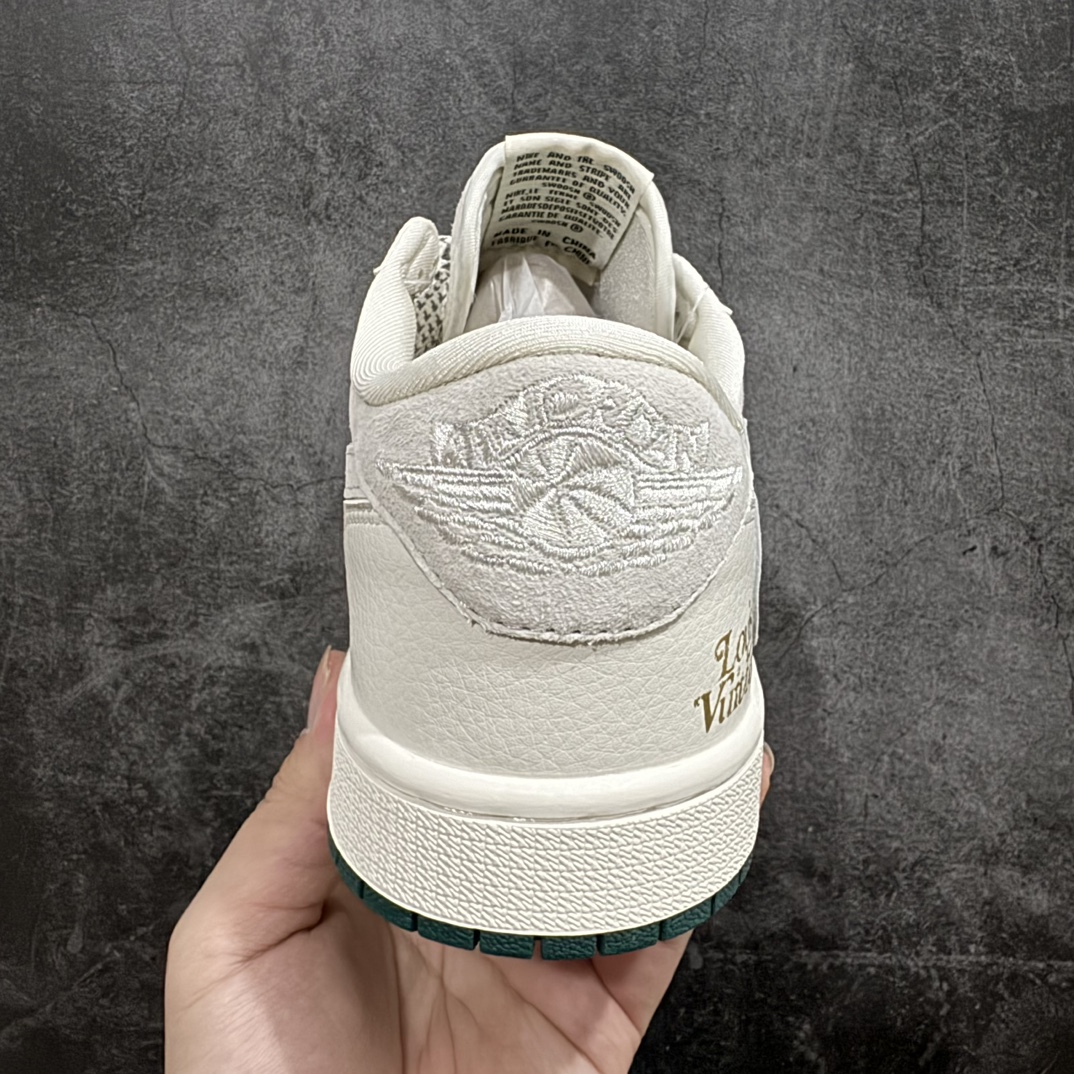 图片[4]-【定制版】Travis Scott x Fragment Design x Air Jordan 1 Low OG SP AJ1 乔1 LV米灰猪八 低帮文化休闲板鞋n多方联名合作融合了Travis Scott 独特的音乐风格，藤原浩个性的设计风格以及Jordan品牌的经典元素 使其成为一双具有独特身份和价值的鞋子 清新而立体的外观加上联名标识更突出了其独特身份 这种配色方案显示出活力和时尚感 在视觉上引人注目 鞋身的质感和细腻的细节处理使其显得高端而格调十足 这款“倒钩”联名是设计与创意完美结合 融合多方的个性风格是一款备受瞩目的潮流鞋款 货号：LJ5188-005 尺码：36-45 编码：HXS320340-鞋库