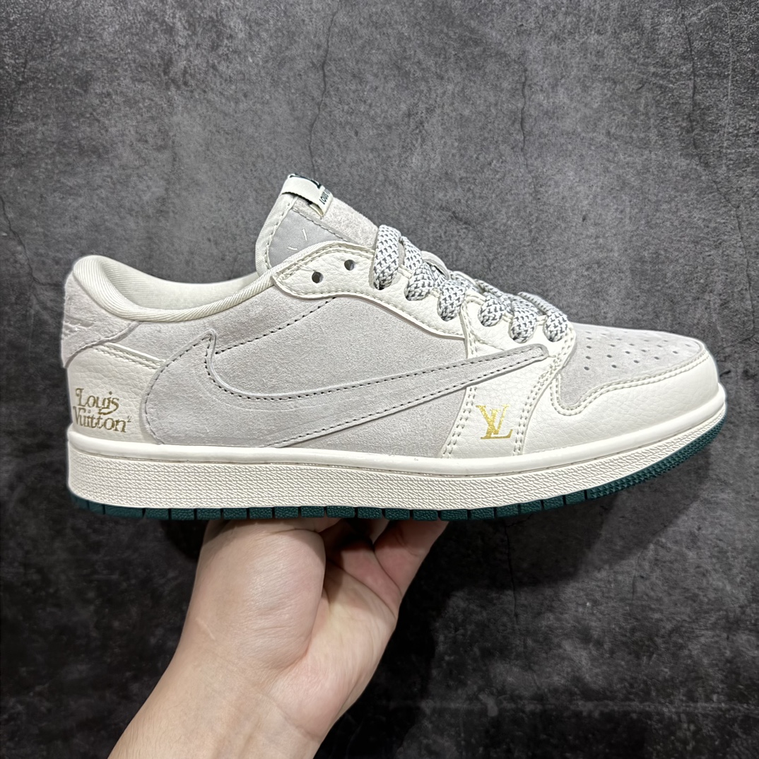 【定制版】Travis Scott x Fragment Design x Air Jordan 1 Low OG SP AJ1 乔1 LV米灰猪八 低帮文化休闲板鞋n多方联名合作融合了Travis Scott 独特的音乐风格，藤原浩个性的设计风格以及Jordan品牌的经典元素 使其成为一双具有独特身份和价值的鞋子 清新而立体的外观加上联名标识更突出了其独特身份 这种配色方案显示出活力和时尚感 在视觉上引人注目 鞋身的质感和细腻的细节处理使其显得高端而格调十足 这款“倒钩”联名是设计与创意完美结合 融合多方的个性风格是一款备受瞩目的潮流鞋款 货号：LJ5188-005 尺码：36-45 编码：HXS320340-莆田鞋批发中心