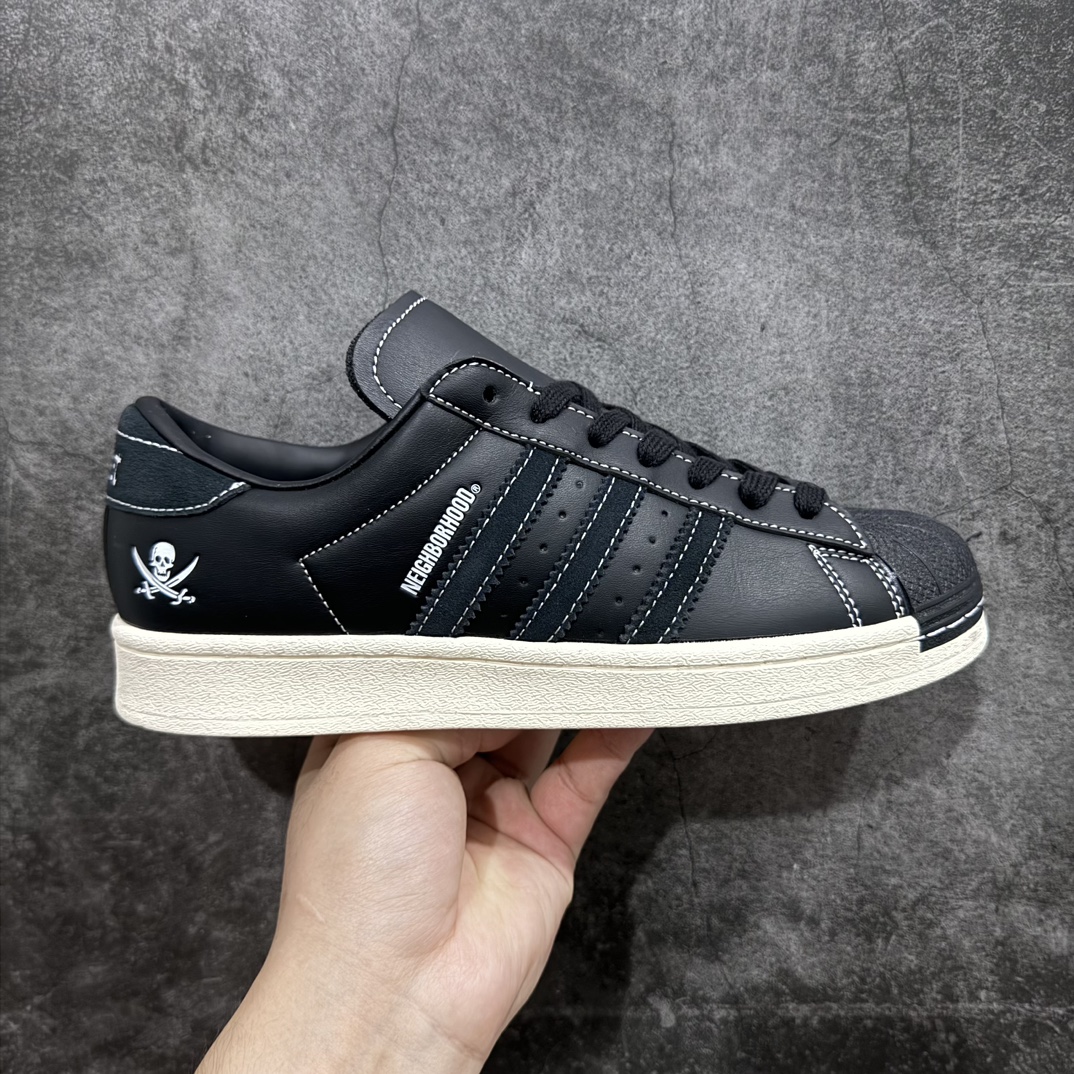 【公司级】NEIGHBORHOOD x adidas originalsSUPERSTAR 联名贝壳头渠道正品订单 诠释市场最高工艺水平n贝壳头经典小白板鞋 专柜上架同步配色n全鞋进口头层皮料打造n区别市面普通真标版本 进出专柜无压力 官方货号: ID8650 尺码: 35 36 36.5 37.5 38 38.5 39 40 40.5 41 42 42.5 43 44 45 编码：XN200220-莆田鞋批发中心