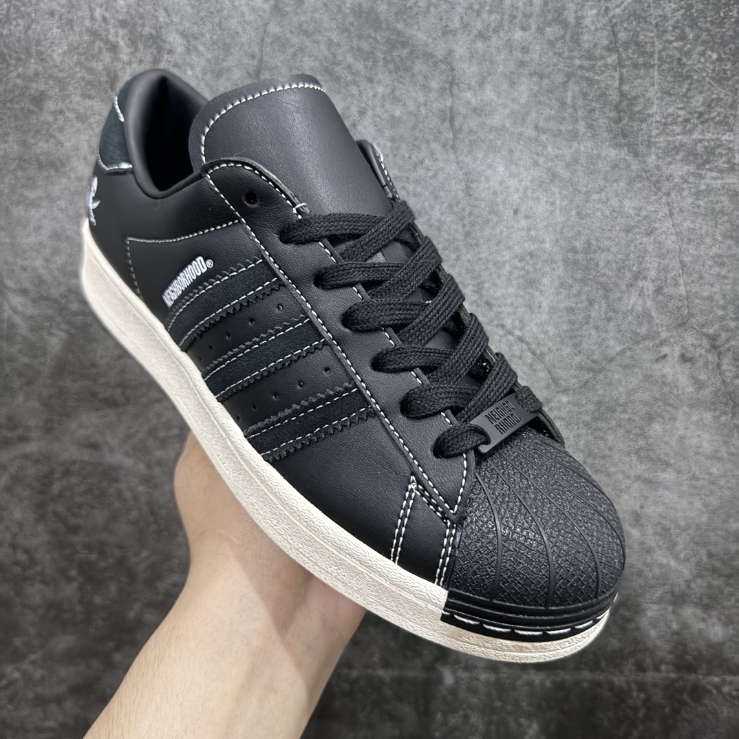 图片[3]-【公司级】NEIGHBORHOOD x adidas originalsSUPERSTAR 联名贝壳头渠道正品订单 诠释市场最高工艺水平n贝壳头经典小白板鞋 专柜上架同步配色n全鞋进口头层皮料打造n区别市面普通真标版本 进出专柜无压力 官方货号: ID8650 尺码: 35 36 36.5 37.5 38 38.5 39 40 40.5 41 42 42.5 43 44 45 编码：XN200220-莆田鞋批发中心