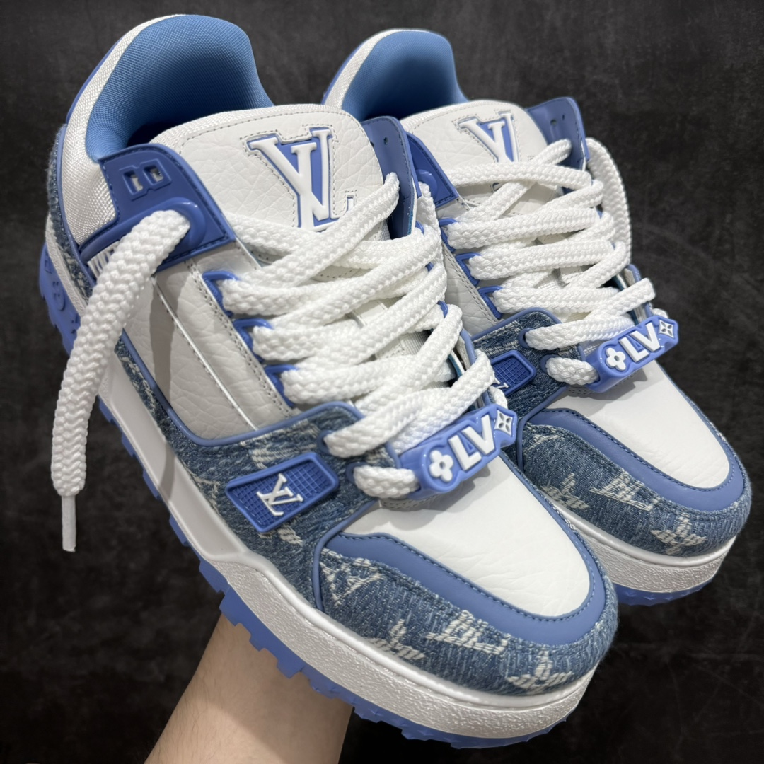 【佛山顶级超A版】Louis Vuitton LV Trainer系列 蓝牛仔胖丁n本地仓库现货 当天可取n私人订单 专柜混卖零售专供n所有配色均为购买原版复刻n整体版型 皮料 市场独一无二后跟版型都可以自行对比[机智]吊打市场所有货n怒甩十条街，欢迎拿市场各大工厂的货来对比！n鞋舌烫金超正 压印程度秒杀市面90%以上的高端货n新配色陆续开发出货  尺码：35-45   编码：T1550580-鞋库