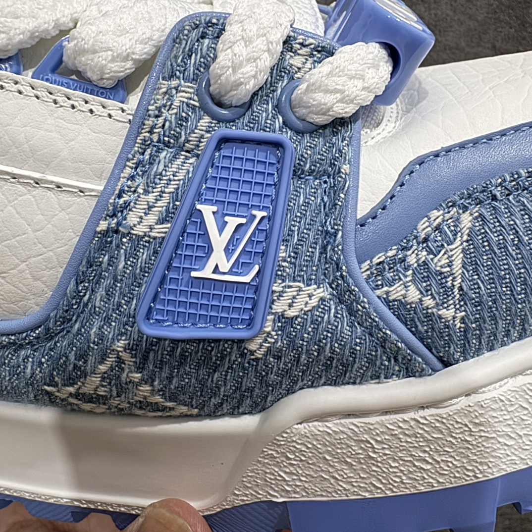 图片[5]-【佛山顶级超A版】Louis Vuitton LV Trainer系列 蓝牛仔胖丁n本地仓库现货 当天可取n私人订单 专柜混卖零售专供n所有配色均为购买原版复刻n整体版型 皮料 市场独一无二后跟版型都可以自行对比[机智]吊打市场所有货n怒甩十条街，欢迎拿市场各大工厂的货来对比！n鞋舌烫金超正 压印程度秒杀市面90%以上的高端货n新配色陆续开发出货  尺码：35-45   编码：T1550580-鞋库