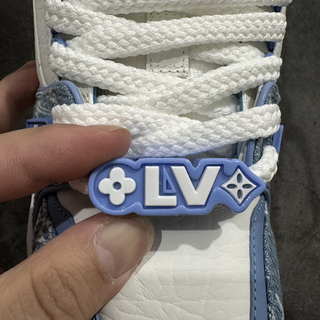 图片[7]-【佛山顶级超A版】Louis Vuitton LV Trainer系列 蓝牛仔胖丁n本地仓库现货 当天可取n私人订单 专柜混卖零售专供n所有配色均为购买原版复刻n整体版型 皮料 市场独一无二后跟版型都可以自行对比[机智]吊打市场所有货n怒甩十条街，欢迎拿市场各大工厂的货来对比！n鞋舌烫金超正 压印程度秒杀市面90%以上的高端货n新配色陆续开发出货  尺码：35-45   编码：T1550580-鞋库