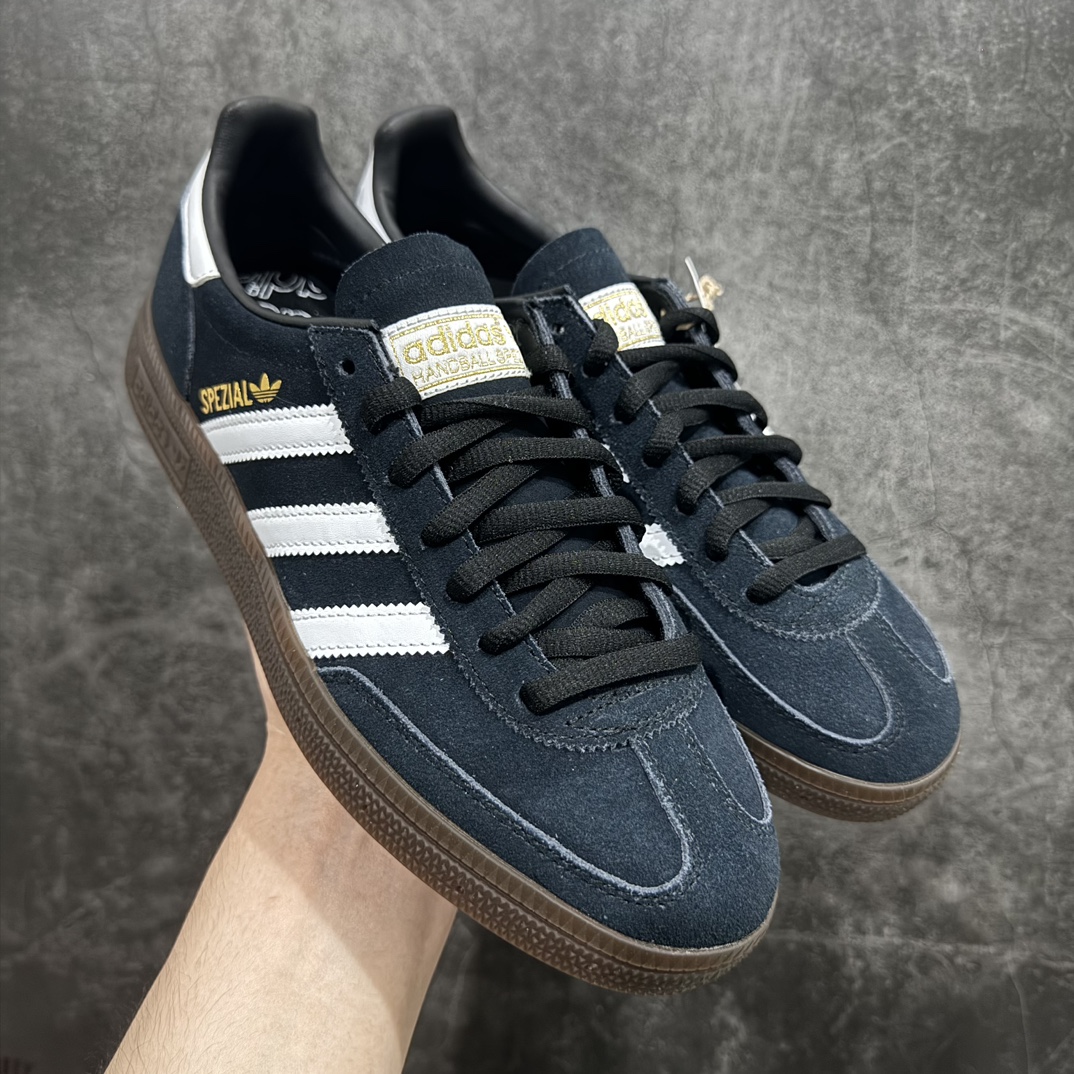 【Top纯原版】Adidas Handball Spezial  阿迪达斯经典款反毛皮复古休闲板鞋 黑白生胶 DB3021nn大厂出品 原厂材料打造 天花板品质 区别市场货n原厂原档案开发出品 皮料切割干净无任何毛边鞋型细节完美 超高清洁度 市场最高版本  尺码：36 36.5 37 38 38.5 39 40 40.5 41 42 42.5 43 44 44.5 45 编码：TOP240260-鞋库