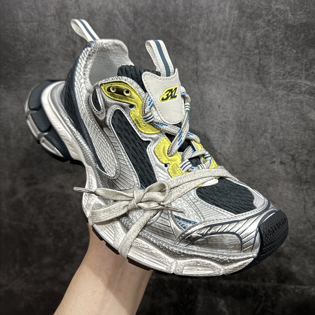 图片[3]-【X版纯原】BALENCIAGA 3XL Sneakers 巴黎世家十代网布系带低帮走秀复古老爹鞋 n全新版本 全新顶端品质 全套原纸板楦头开发 最原汁原味的灵魂版型全鞋荧光划线卡点 胶水把控整洁度追求极致完美 每一双都是工艺品 多重QC质检 超越公司货的品控标准 实实在在的免检产品 原盒原配 正确字体电绣 粗细、位置、大小正确 侧边TPU 透气孔匹配意产原版 正确分离大底 TPU软底 原版一致大底LOGO 立体感十足 原厂皮料水洗做旧 采购原厂网纱 不含皮革 网布材料和聚氨酯 磨损效果 鞋头边缘和后帮 Balenciaga 徽标 鞋面和后跟凸印尺码 鞋舌 3XL 橡胶品牌标识和反光细节 鞋帮拉袢和鞋舌拉祥 配反光细节 备用鞋带在鞋履前侧 可在穿着前取下 便于不同造型搭配 正常尺码 尺码：35 36 37 38 39 40 41 42 43 44 45 46 编码：X10460490-莆田鞋批发中心