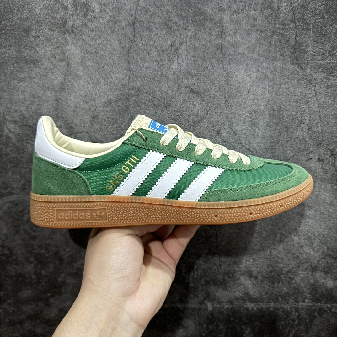 【R版】AD Originals Handball SPZL 手球运动员系列百搭休闲运动板鞋 IG6192n这款来自阿迪达斯的这款HANDBALL SPZL前身是一双手球运动鞋，这一次拿来复刻，所以鞋面的主要色彩选用了黑色， 鞋面外侧除了Spezial字母之外还有三叶草标志。Handball SPZL作为复古手球训练鞋与作为室内足球鞋的Samba有着异曲同工之处，但是质感更为出众的鞋身以及丰富的配色选择比起Samba来讲可以说是更胜一筹了！尺码：36 36⅔ 37⅓ 38 38⅔ 39⅓ 40 40⅔ 41⅓ 42 42⅔ 43⅓ 44 45  编码：LDS210230-鞋库