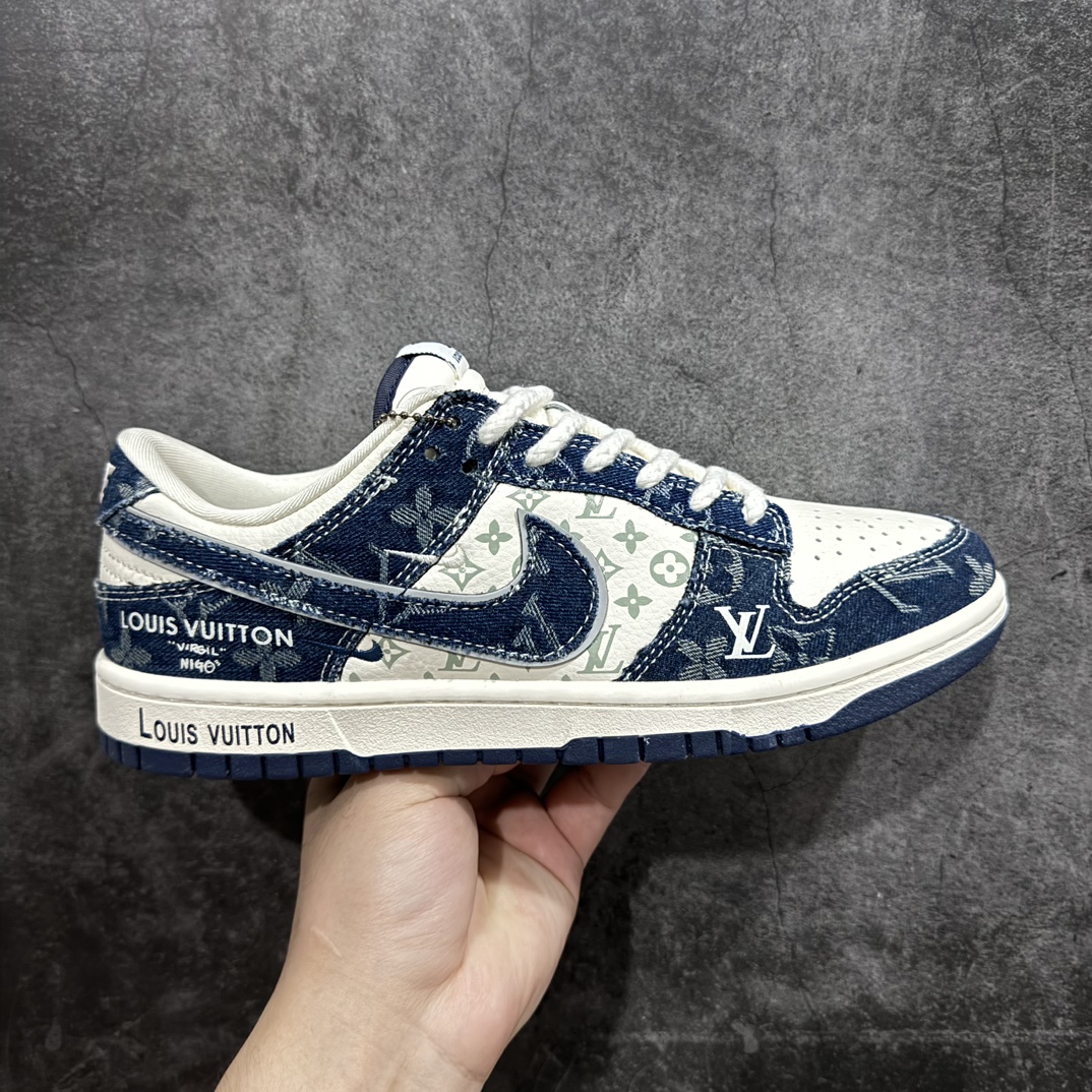 【定制版】Nk SB Dunk Low LV联名-蓝牛仔印花 周年高端定制 低帮休闲板鞋 SJ2068-257rn#定制鞋盒 大厂纯原品质出货 超高清洁度 皮料切割干净无任何毛边 细节完美 r 尺码：36 36.5 37.5 38 38.5 39 40 40.5 41 42 42.5 43 44 44.5 45  编码：HXS320340-莆田鞋批发中心