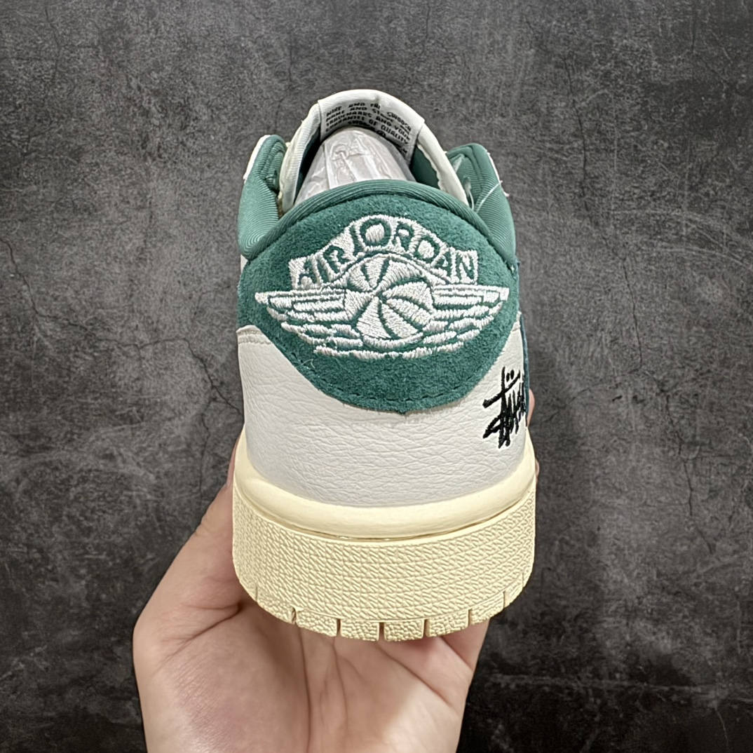 图片[4]-【定制版】Travis Scott x Fragment Design x Air Jordan 1 Low OG SP AJ1 乔1 斯图西联名米绿生胶 低帮文化休闲板鞋 YQ2088-669rnn多方联名合作融合了Travis Scott 独特的音乐风格，藤原浩个性的设计风格以及Jordan品牌的经典元素 使其成为一双具有独特身份和价值的鞋子 清新而立体的外观加上联名标识更突出了其独特身份 这种配色方案显示出活力和时尚感 在视觉上引人注目  鞋身的质感和细腻的细节处理使其显得高端而格调十足  这款“倒钩”联名是设计与创意完美结合  融合多方的个性风格是一款备受瞩目的潮流鞋款r 尺码：36 36.5 37.5 38 38.5 39 40 40.5 41 42 42.5 43 44 44.5 45  编码：HXS320340-鞋库